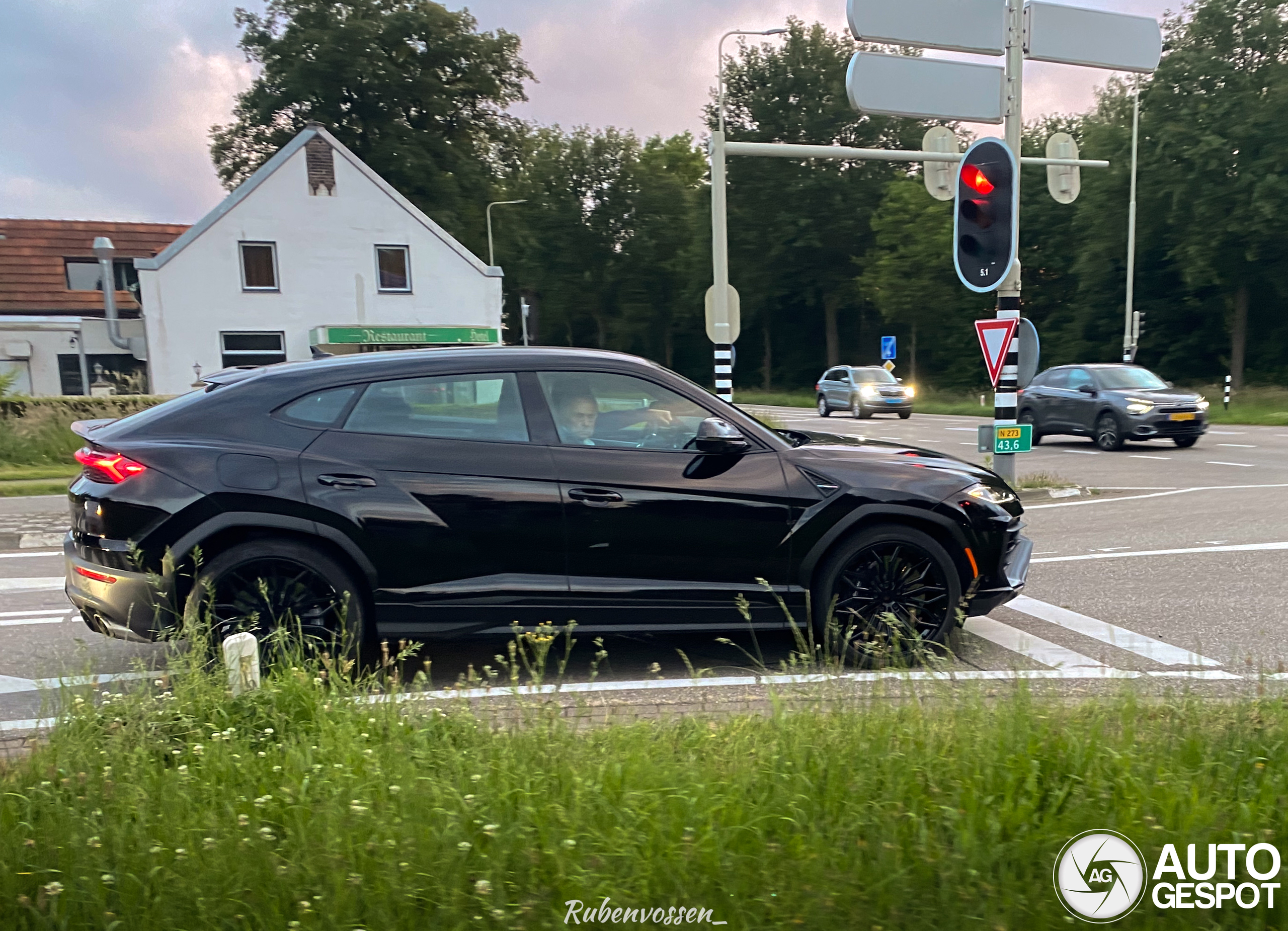 Lamborghini Urus SE maakt ook testkilometers door Nederland