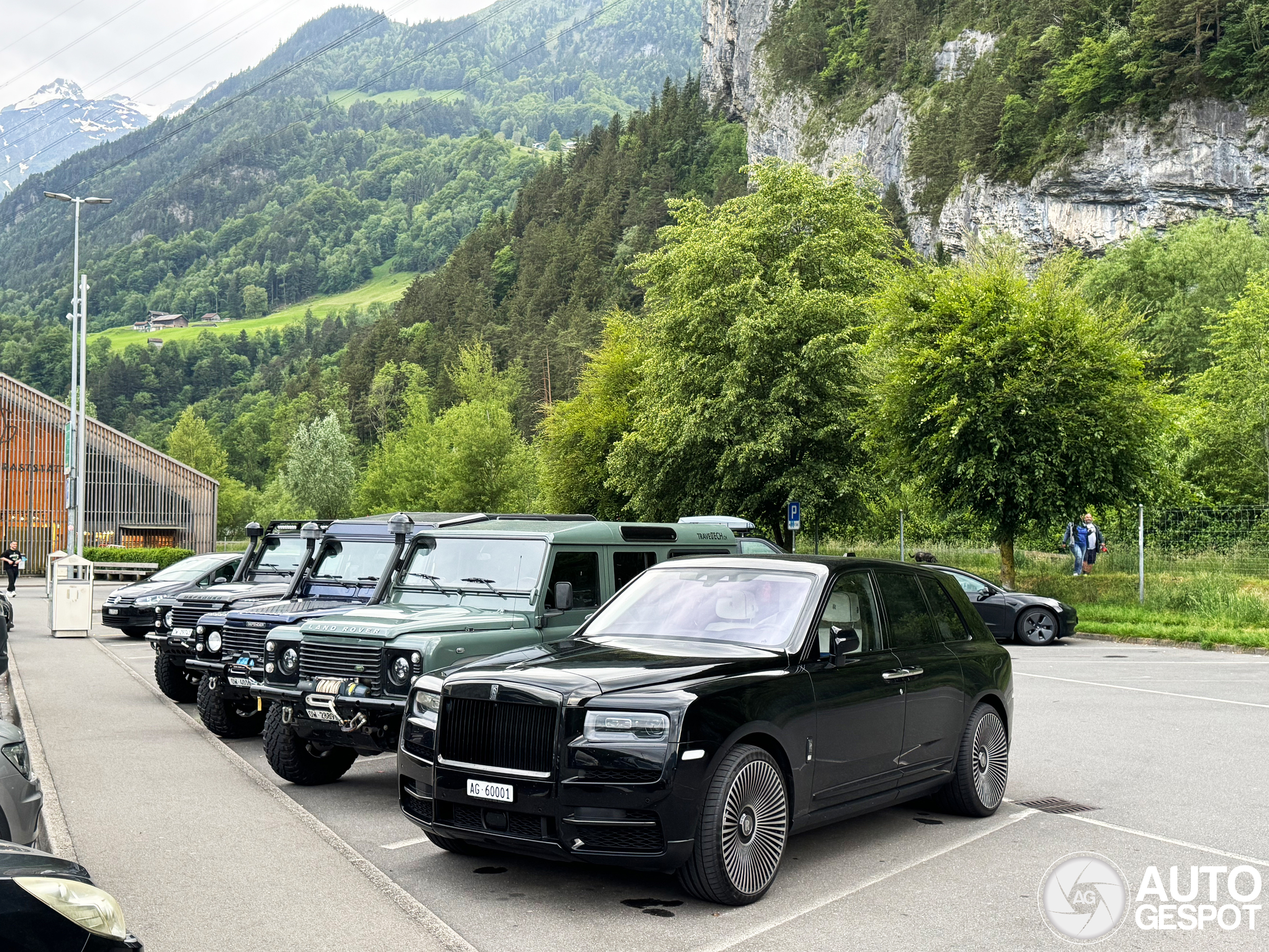 Der Rolls-Royce Cullinan verschwindet im Schatten seiner Offroad-Kollegen