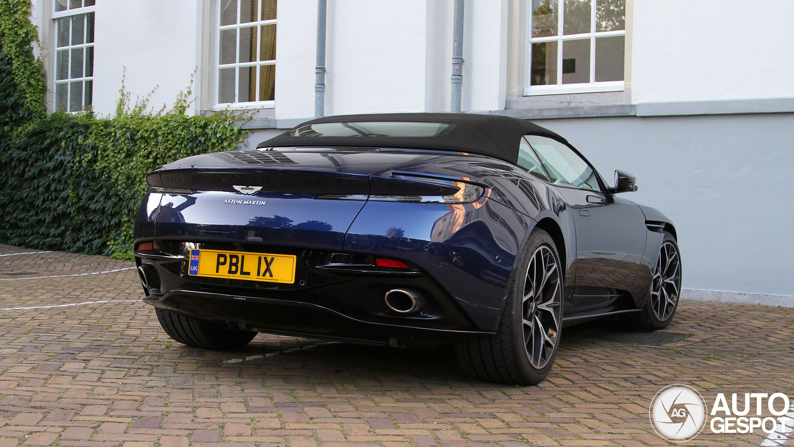 Aston Martin DB11 V8 Volante