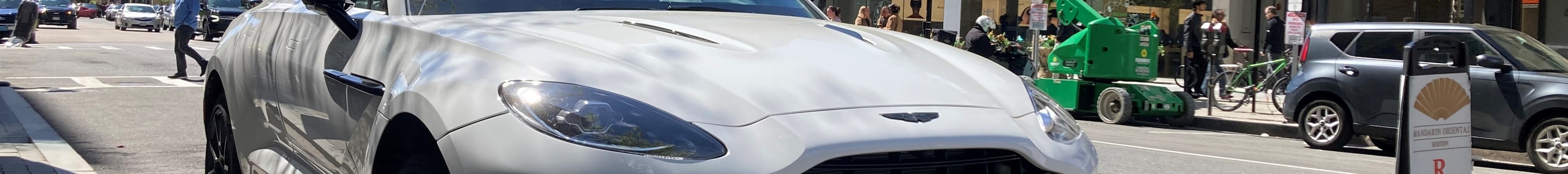 Aston Martin DBX707