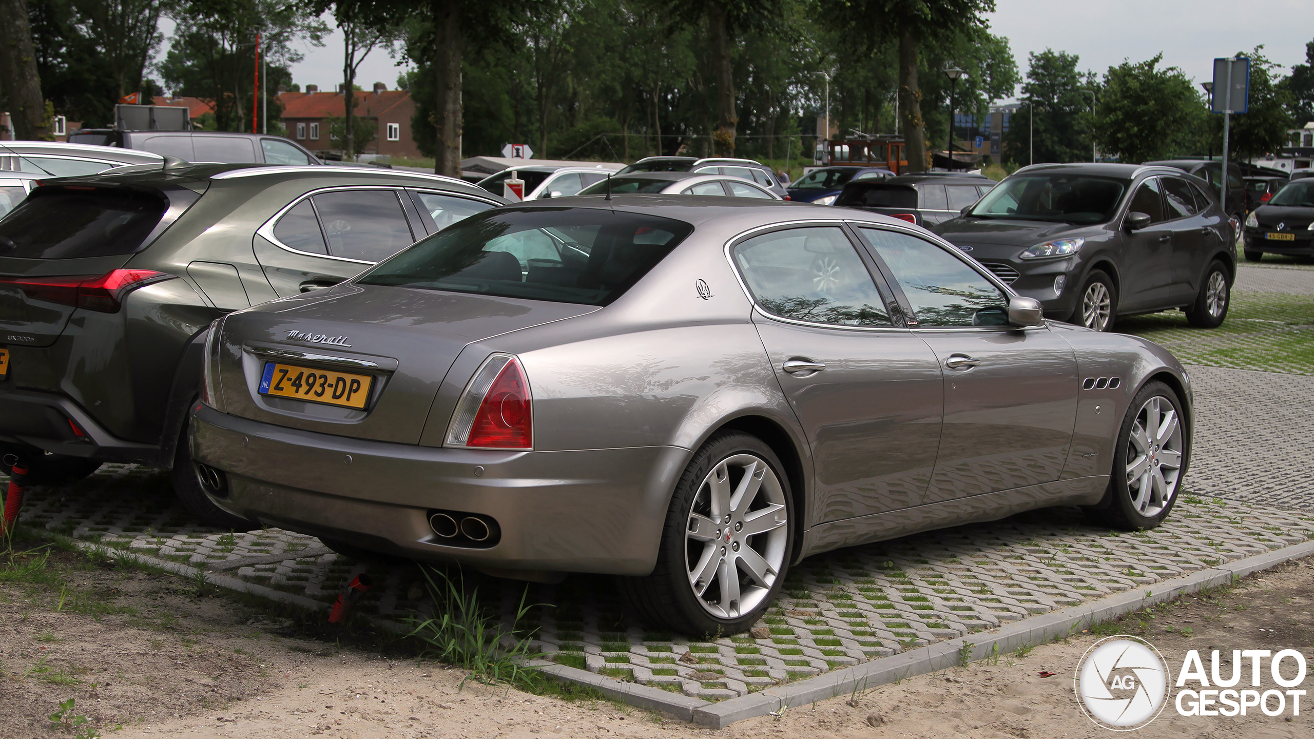 Twee vijftien jaar oude luxe sedans nieuw in Nederland