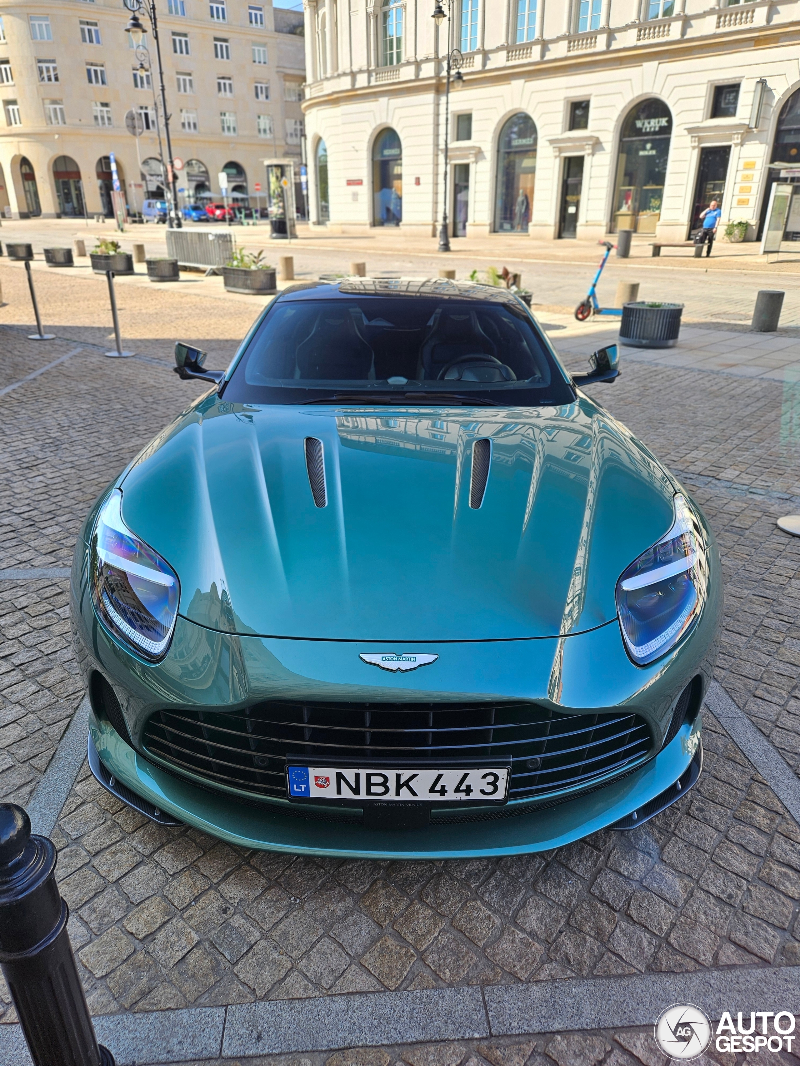 Aston Martin DB12