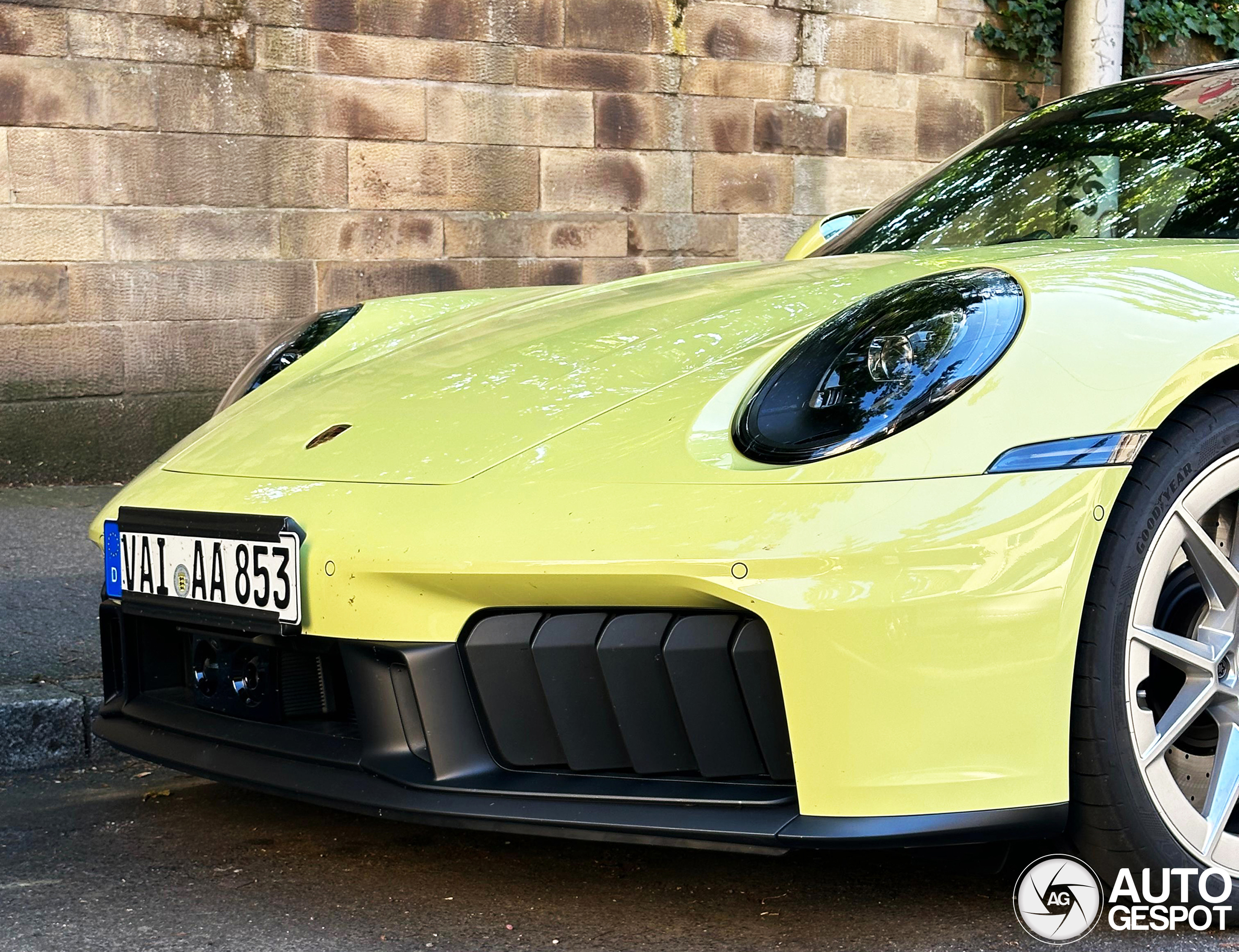 This is the first 992 MkII without camouflage