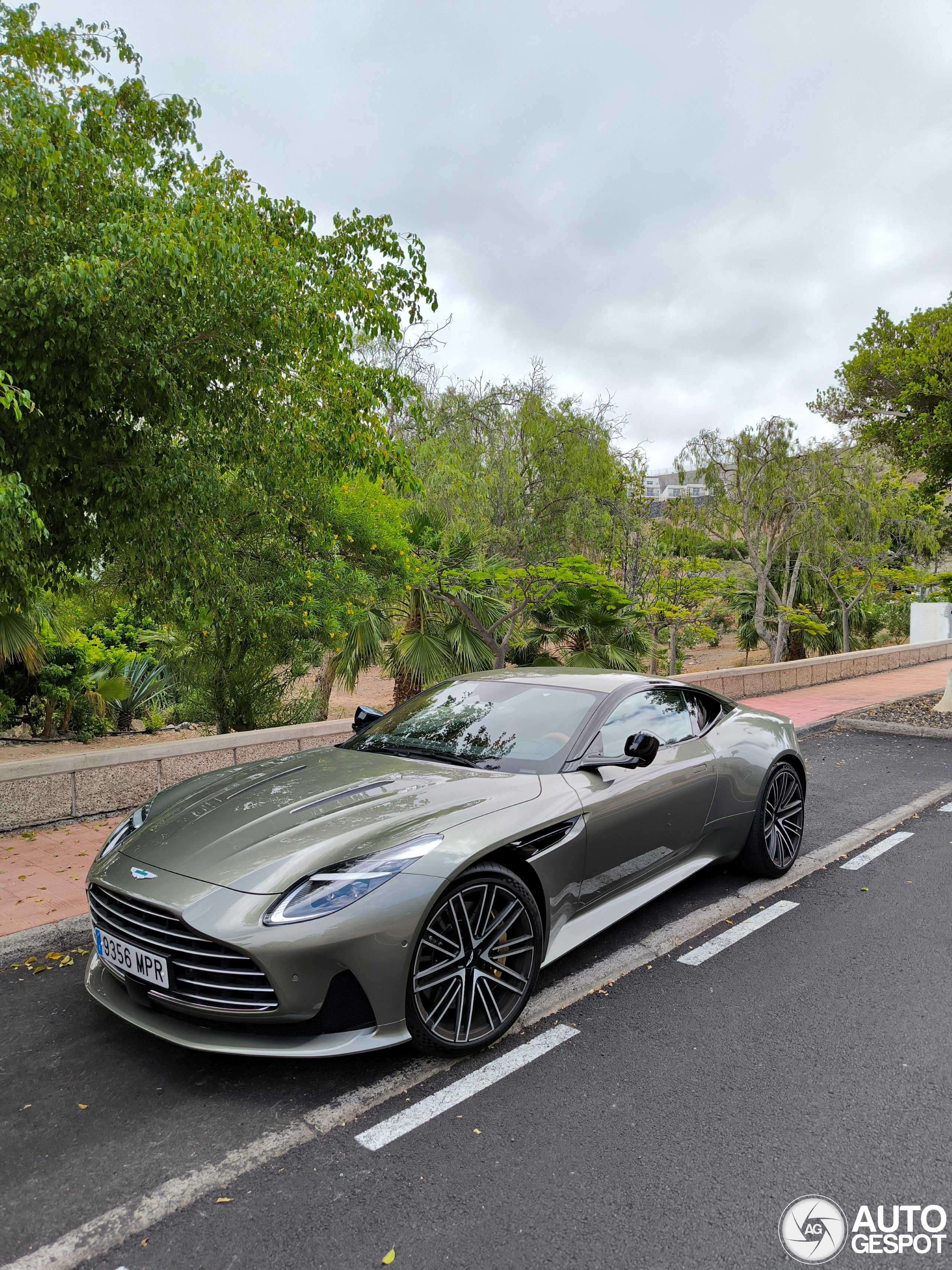 Aston Martin DB12