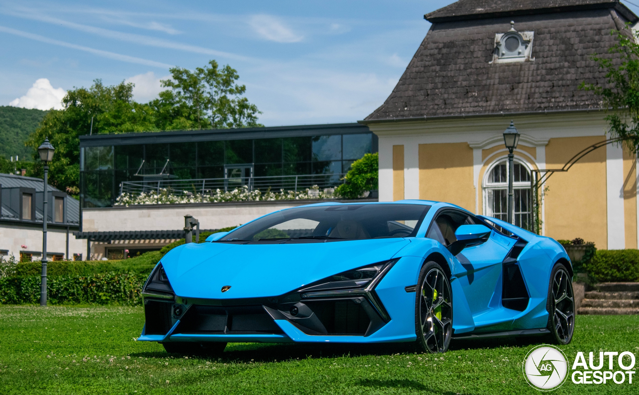 Gloednieuwe Lamborghini Revuelto in Hongarije in ontvangst genomen