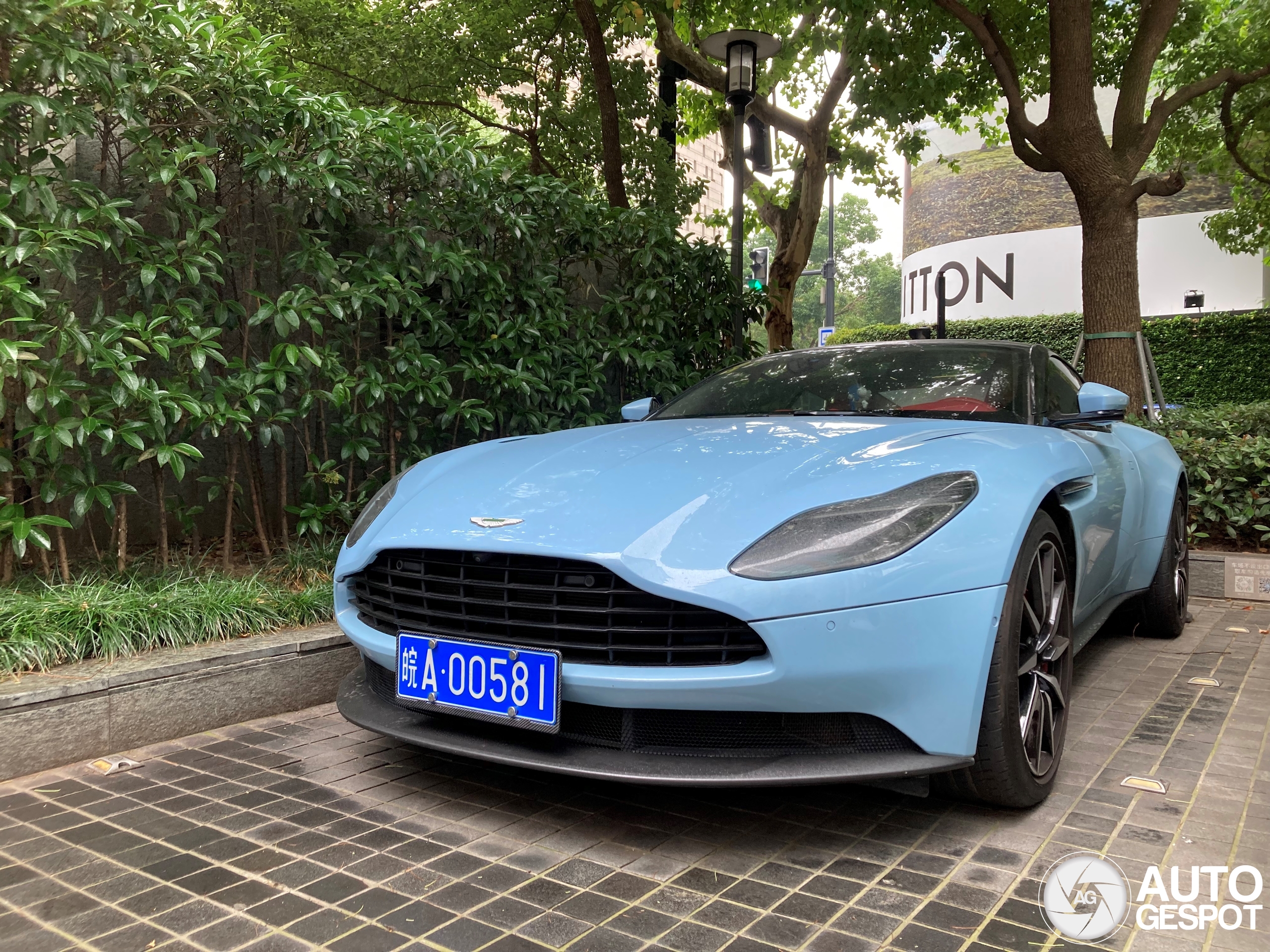 Aston Martin DB11 V8