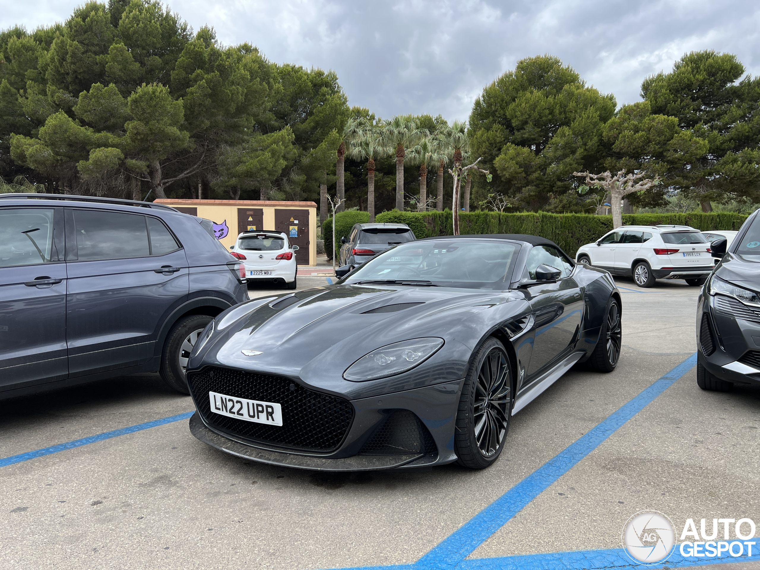 Aston Martin DBS Superleggera Volante