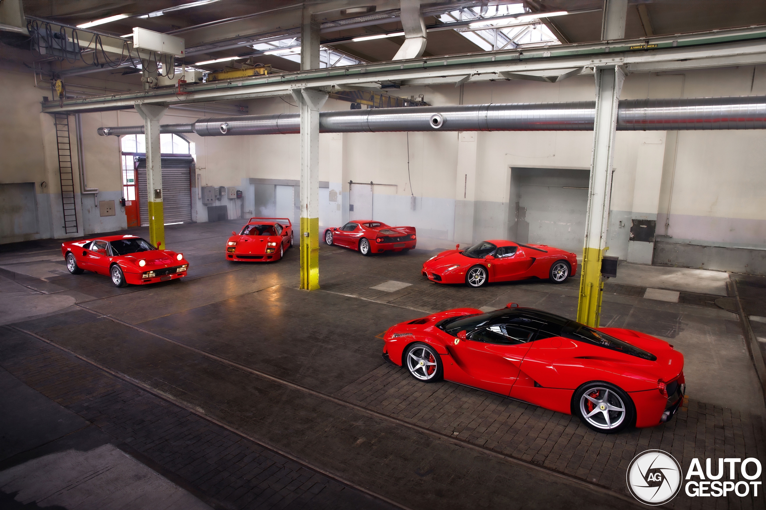 Ferraris "Big Five" vereint in einer Halle