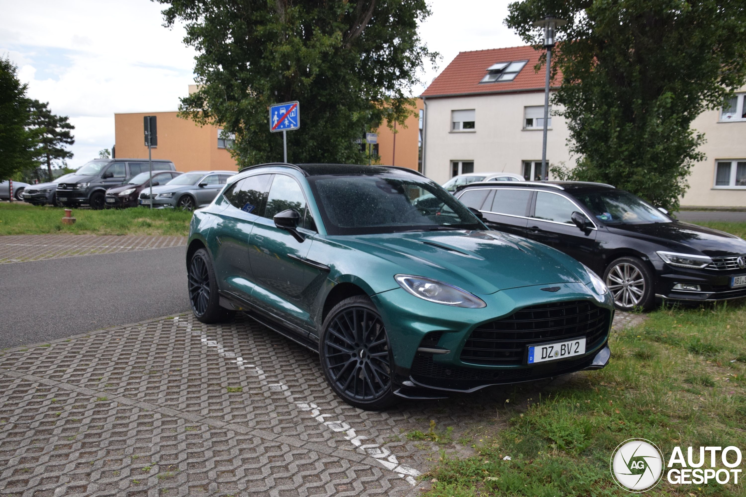 Aston Martin DBX707