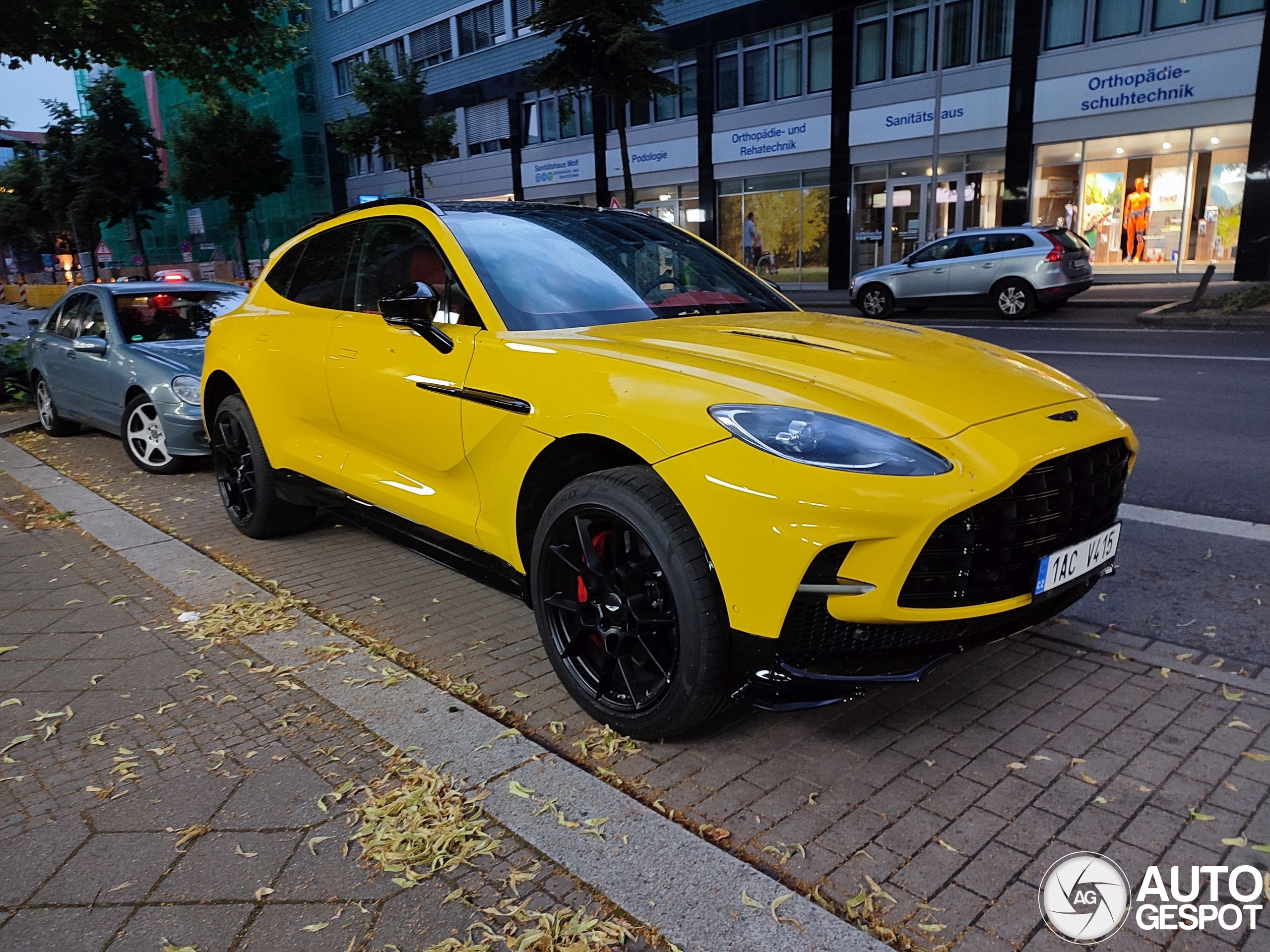 Aston Martin DBX707