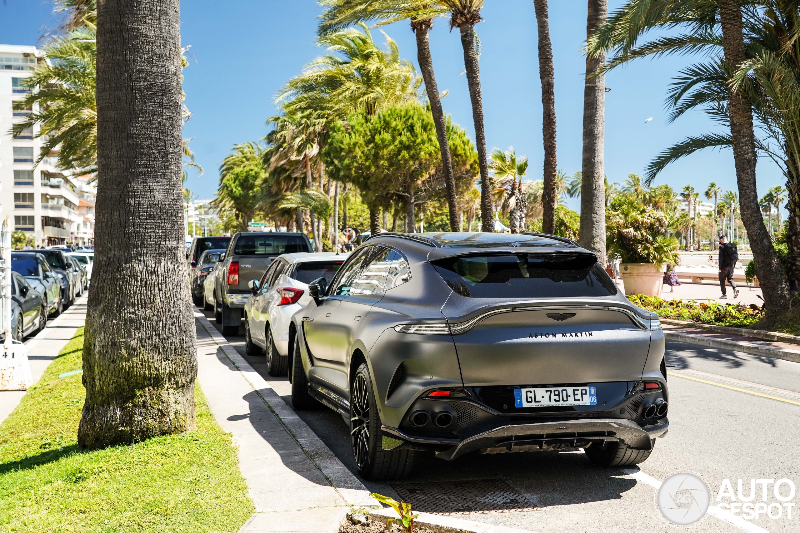 Aston Martin DBX707