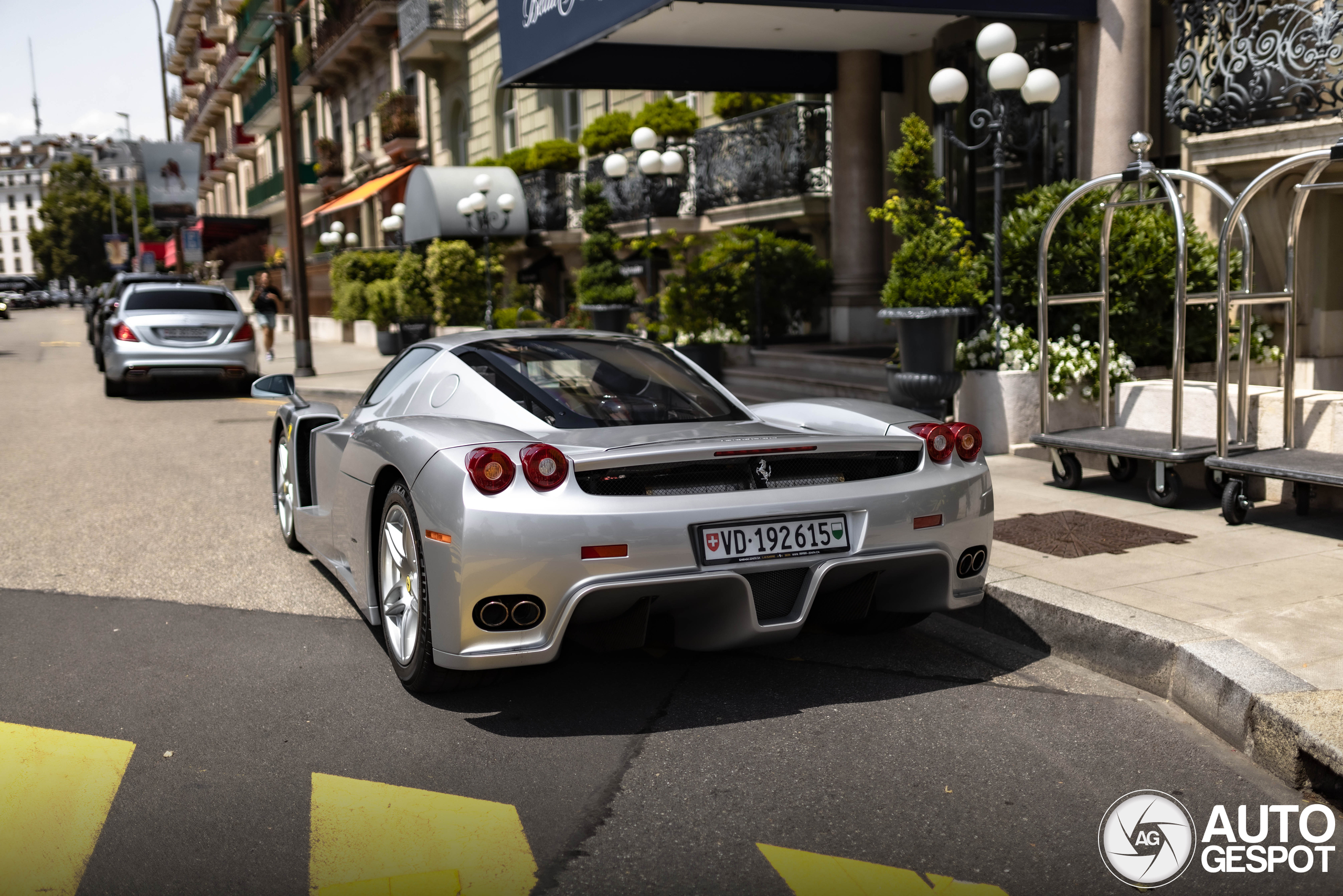 Zilveren Ferrari Enzo blijft een geweldige auto
