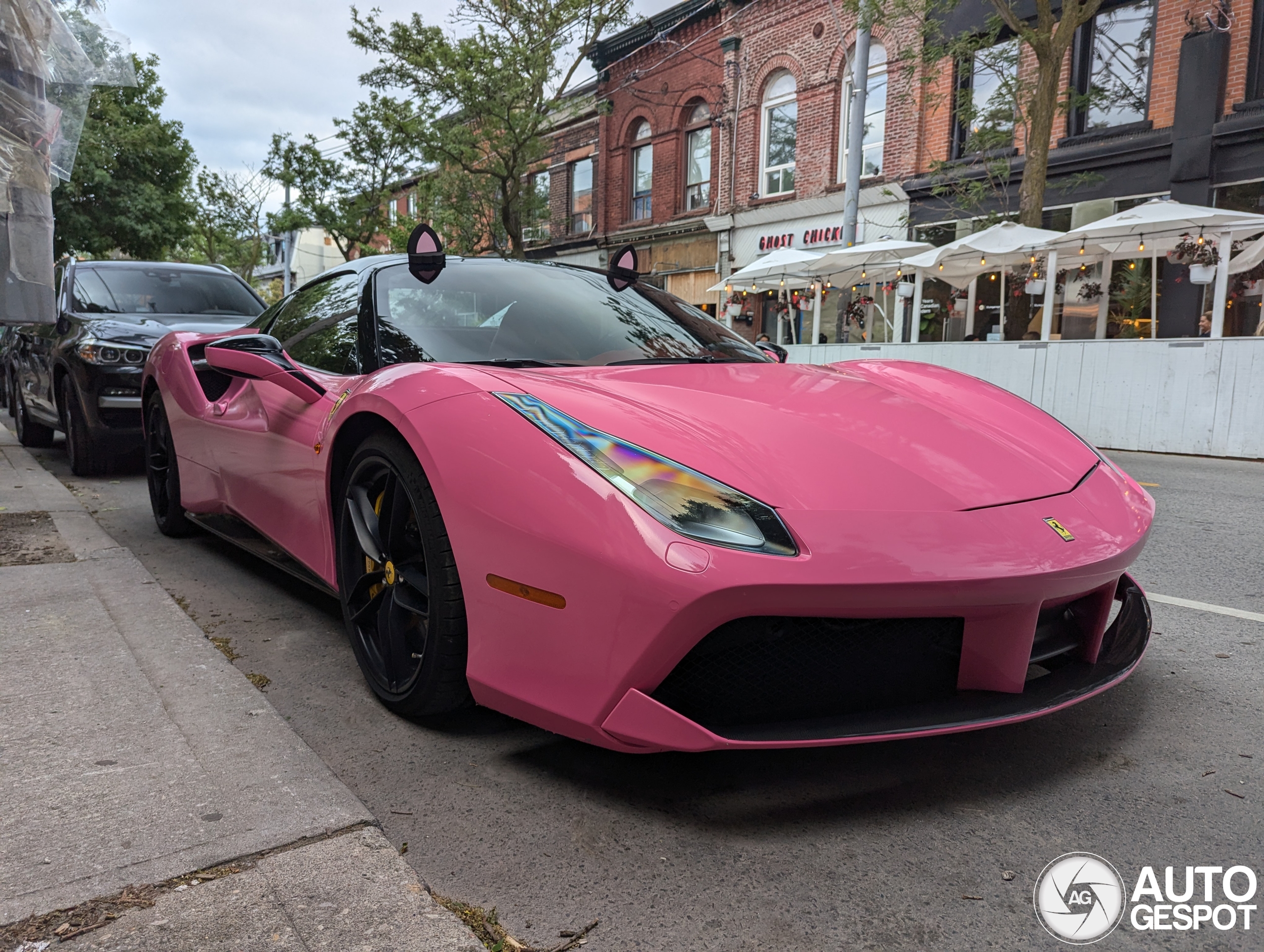 Roze Ferrari heeft schattige oortjes