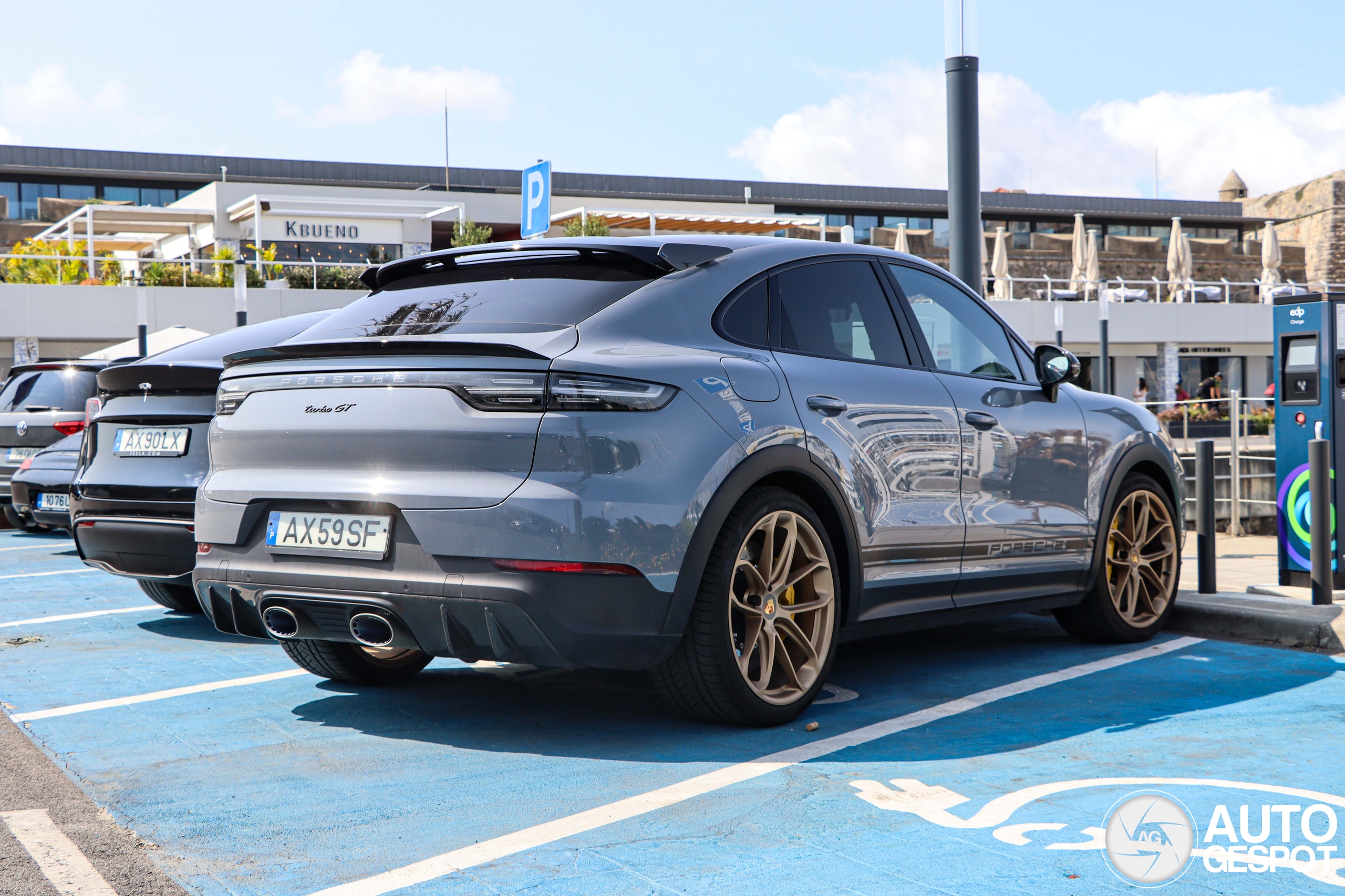 Waar zit de stekker verstopt bij deze Porsche Cayenne Coupé Turbo GT