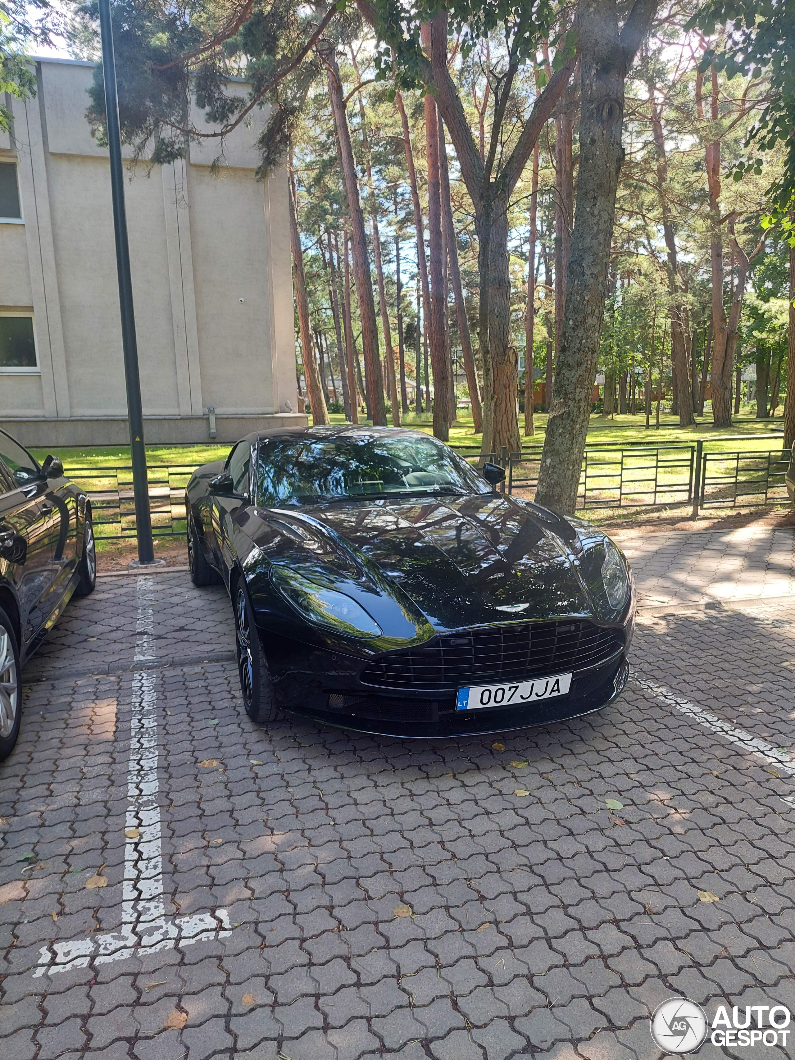 Aston Martin DB11 V8