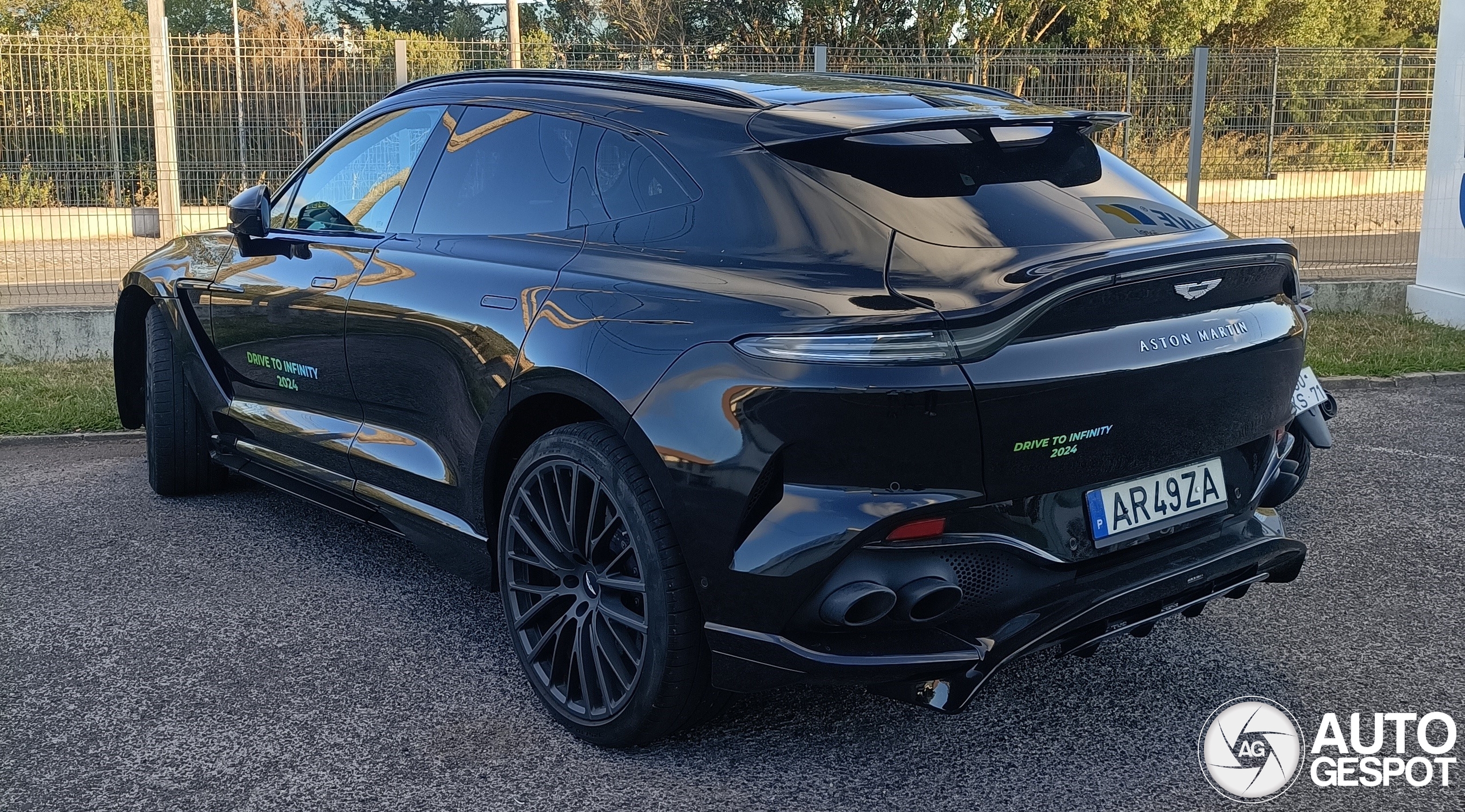 Aston Martin DBX707