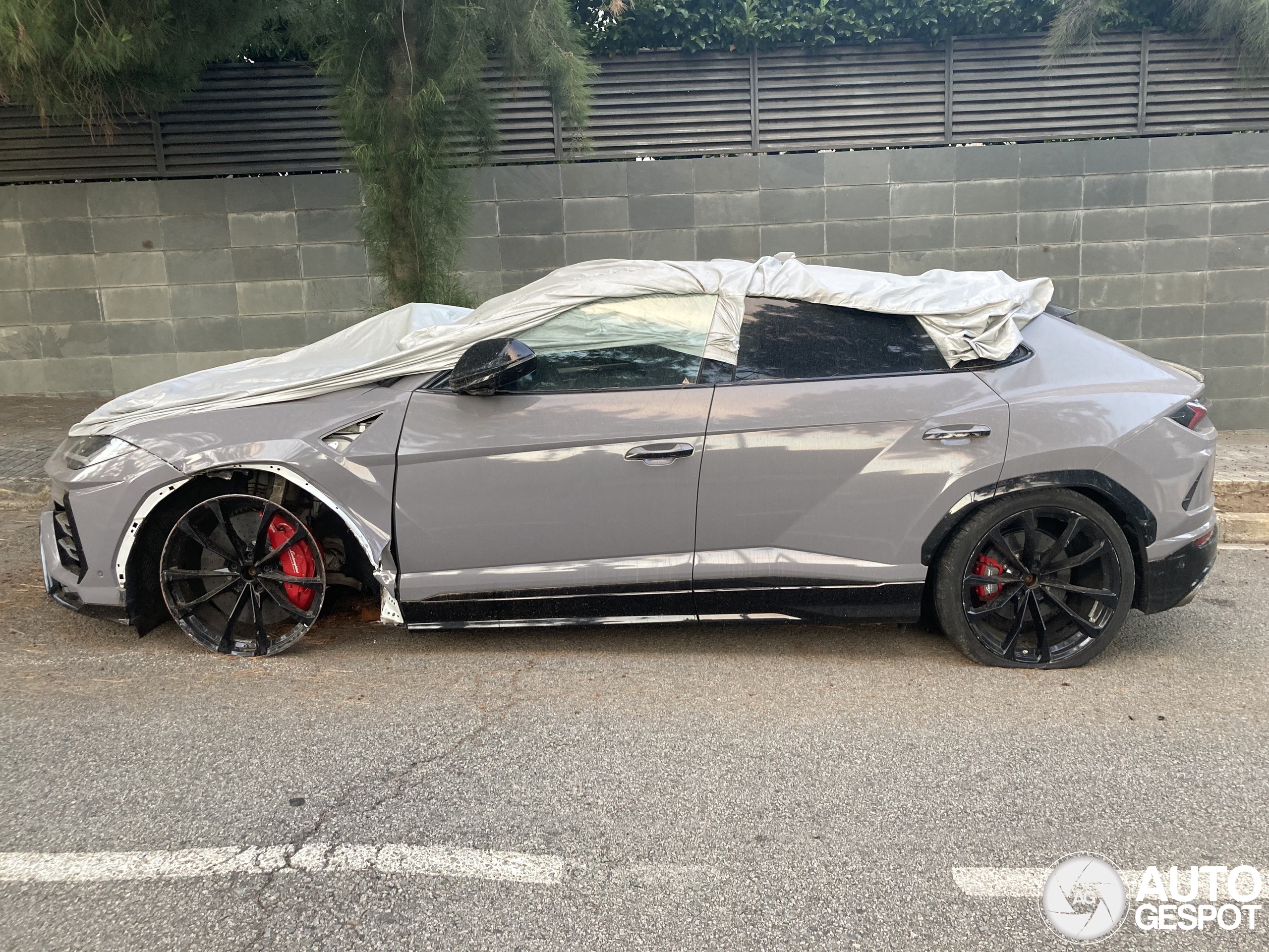 This Urus has seen better days