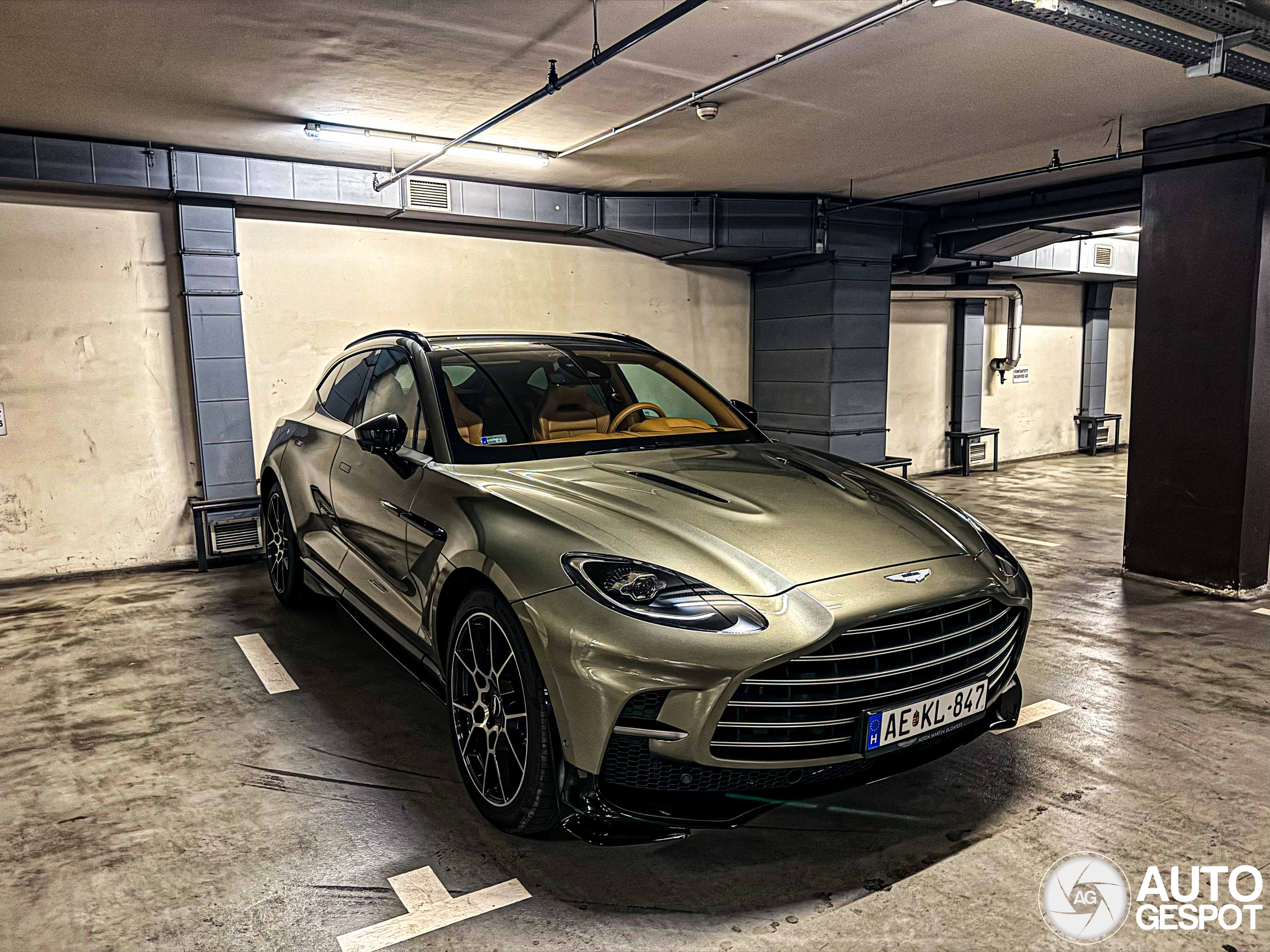 Aston Martin DBX707