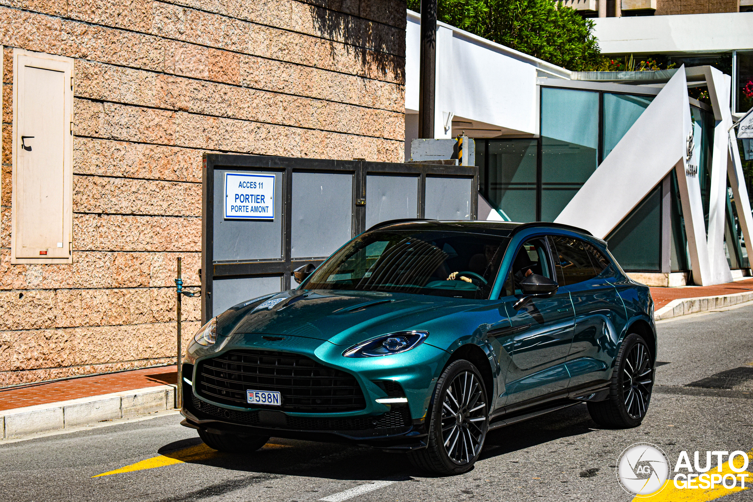 Aston Martin DBX707