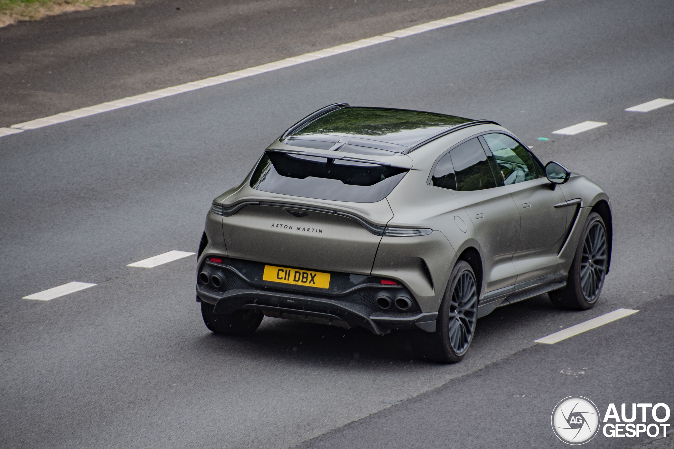 Aston Martin DBX707