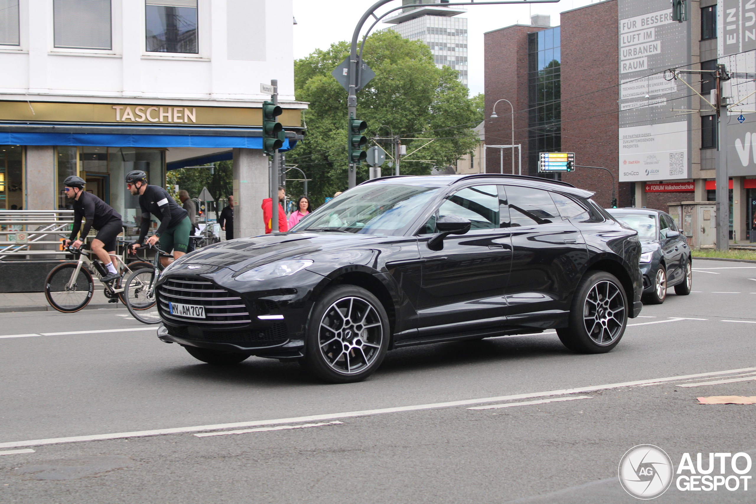 Aston Martin DBX707