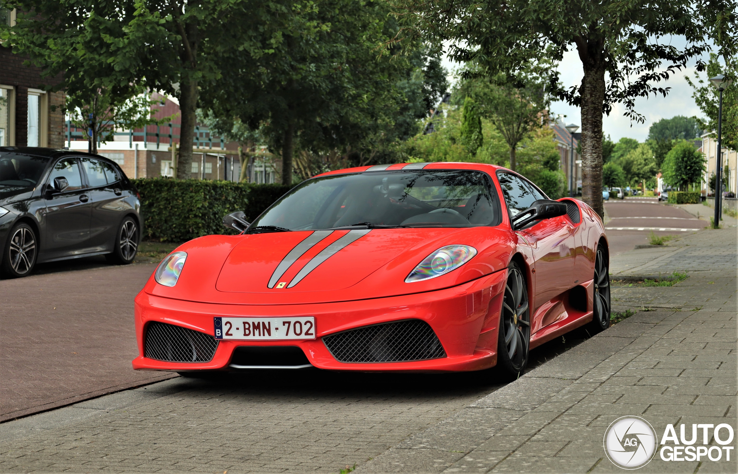 Hete Ferrari 430 Scuderia vleurt vinex wijk op