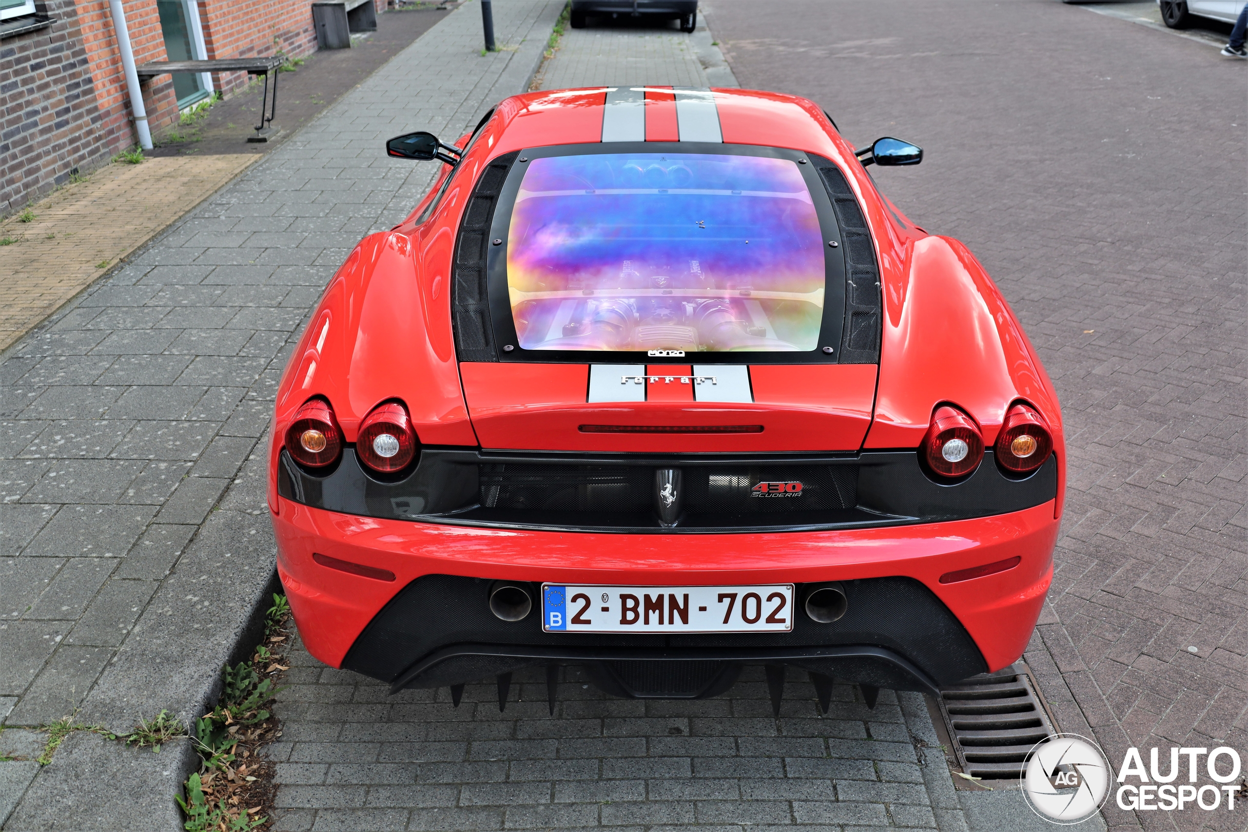 Hete Ferrari 430 Scuderia vleurt vinex wijk op