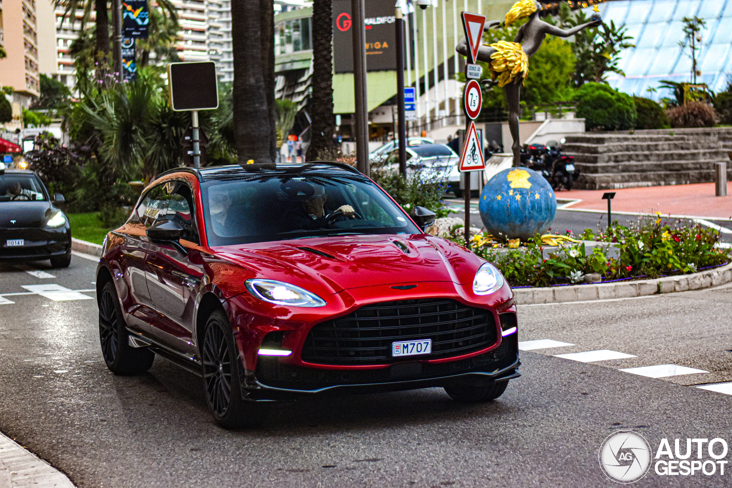 Aston Martin DBX707