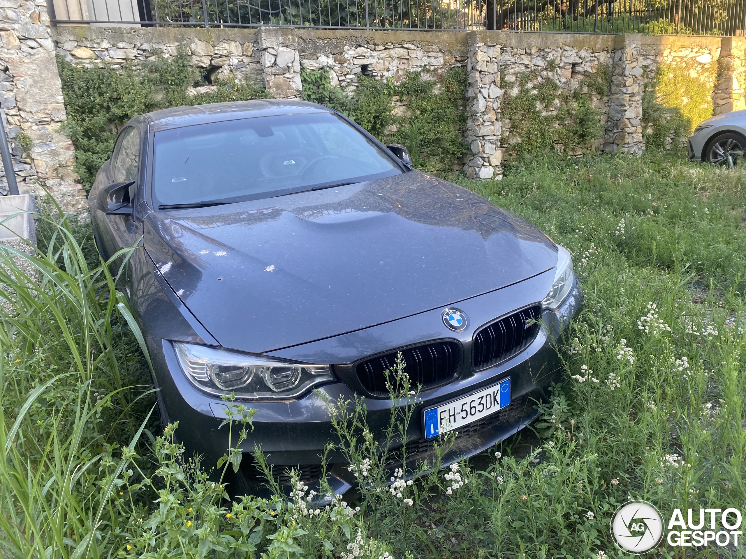 Deze BMW M4 lijkt al enige tijd stil te staan