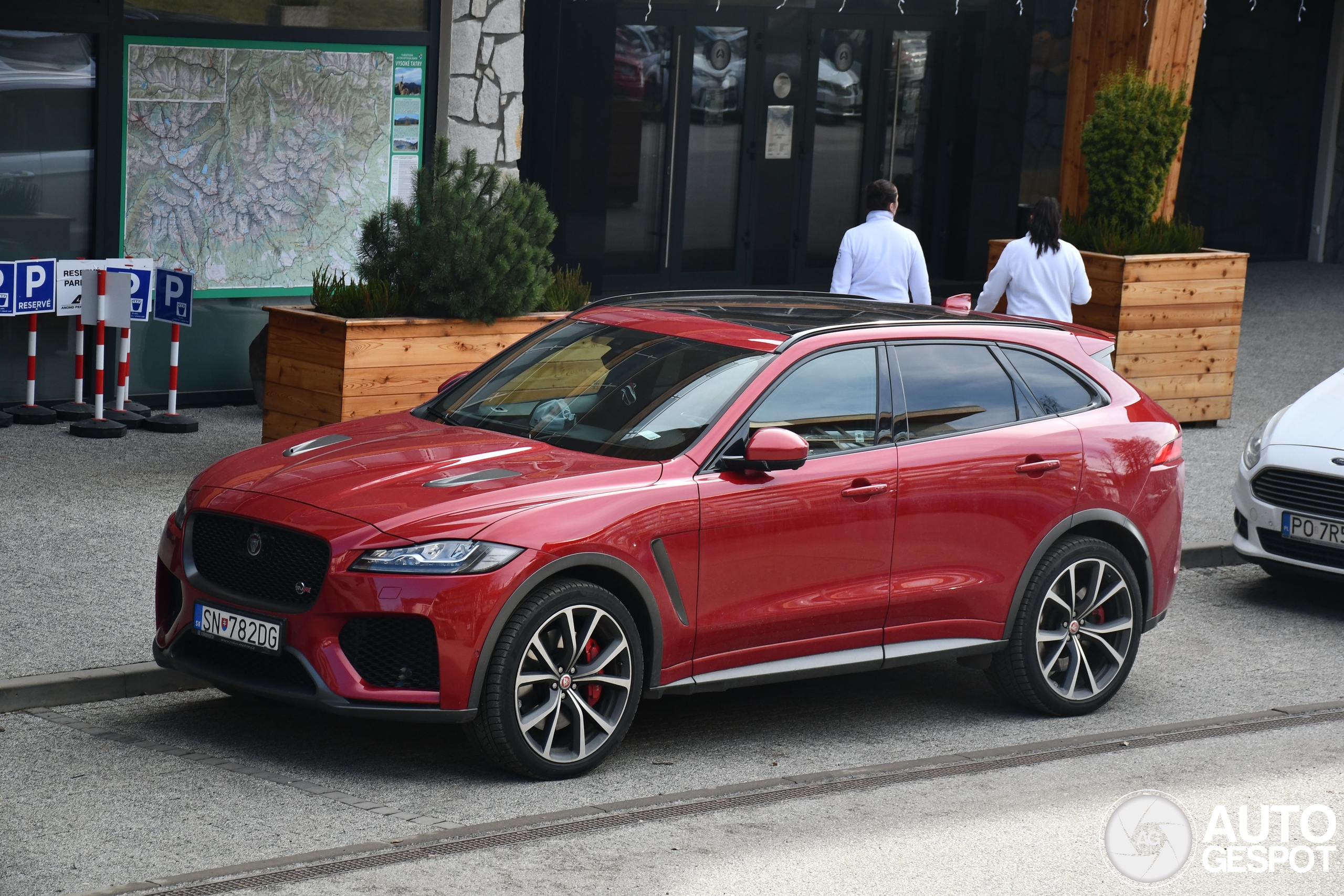 Jaguar F-PACE SVR