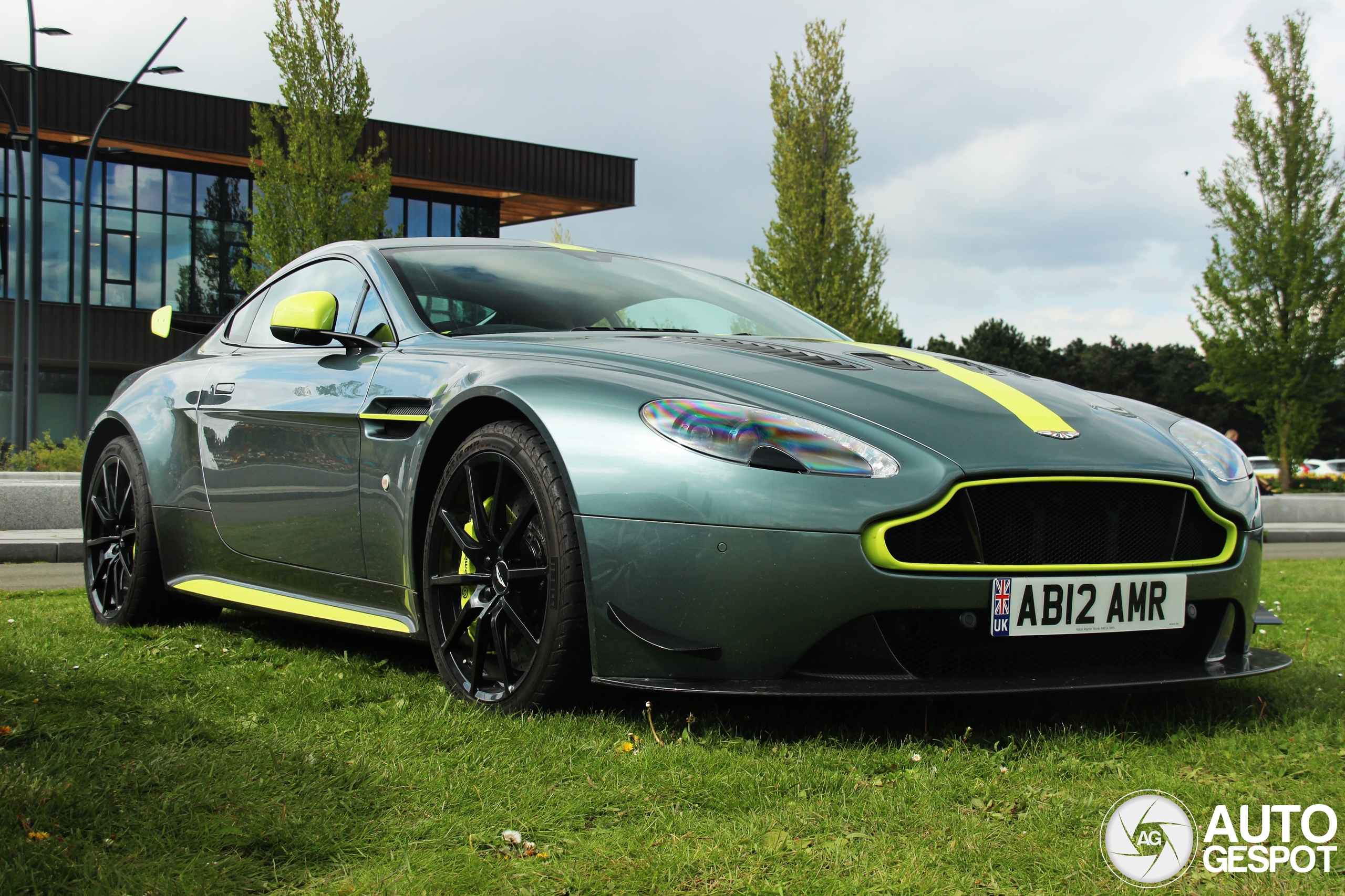 Aston Martin V12 Vantage S AMR