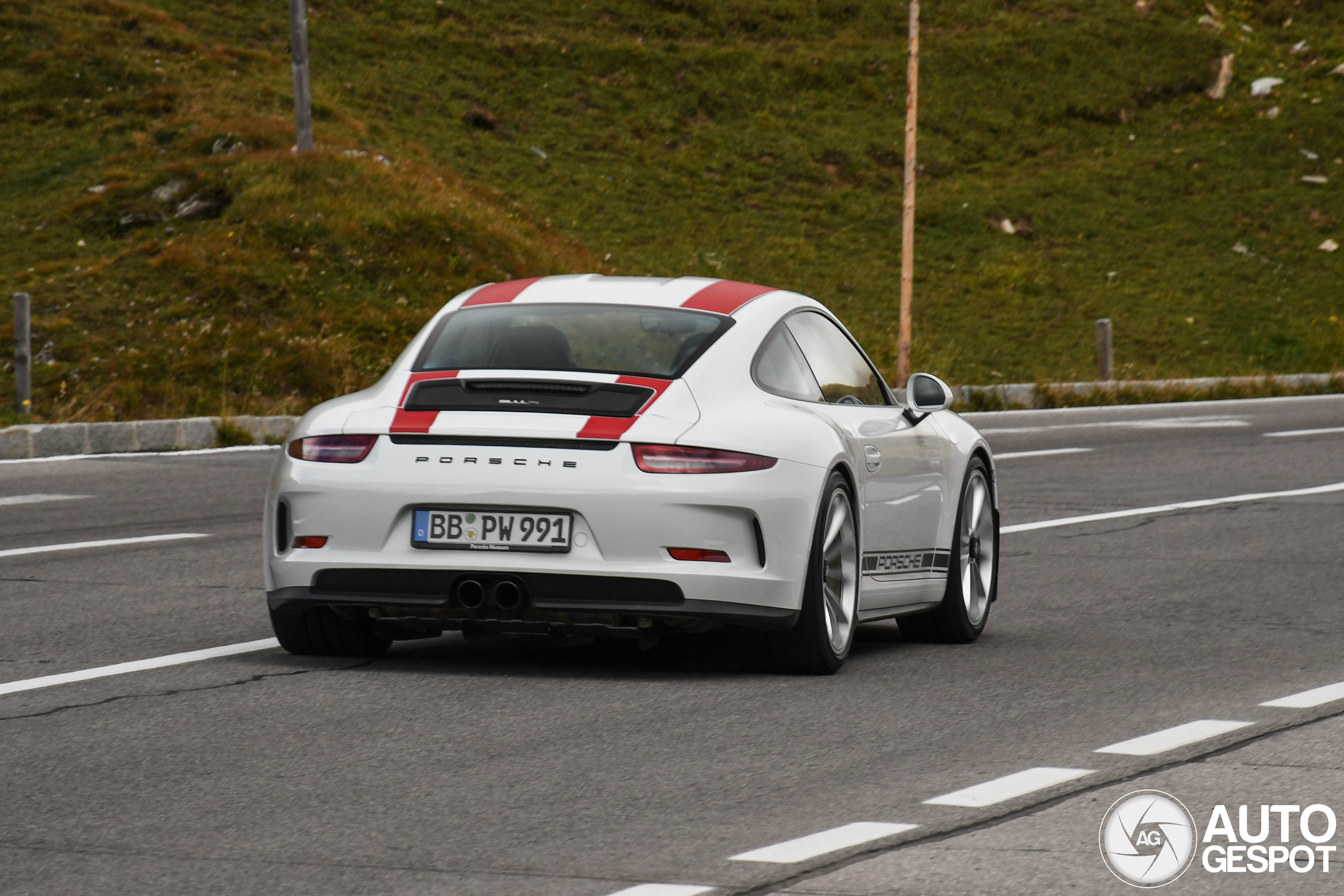 This Porsche 991 R is properly being used