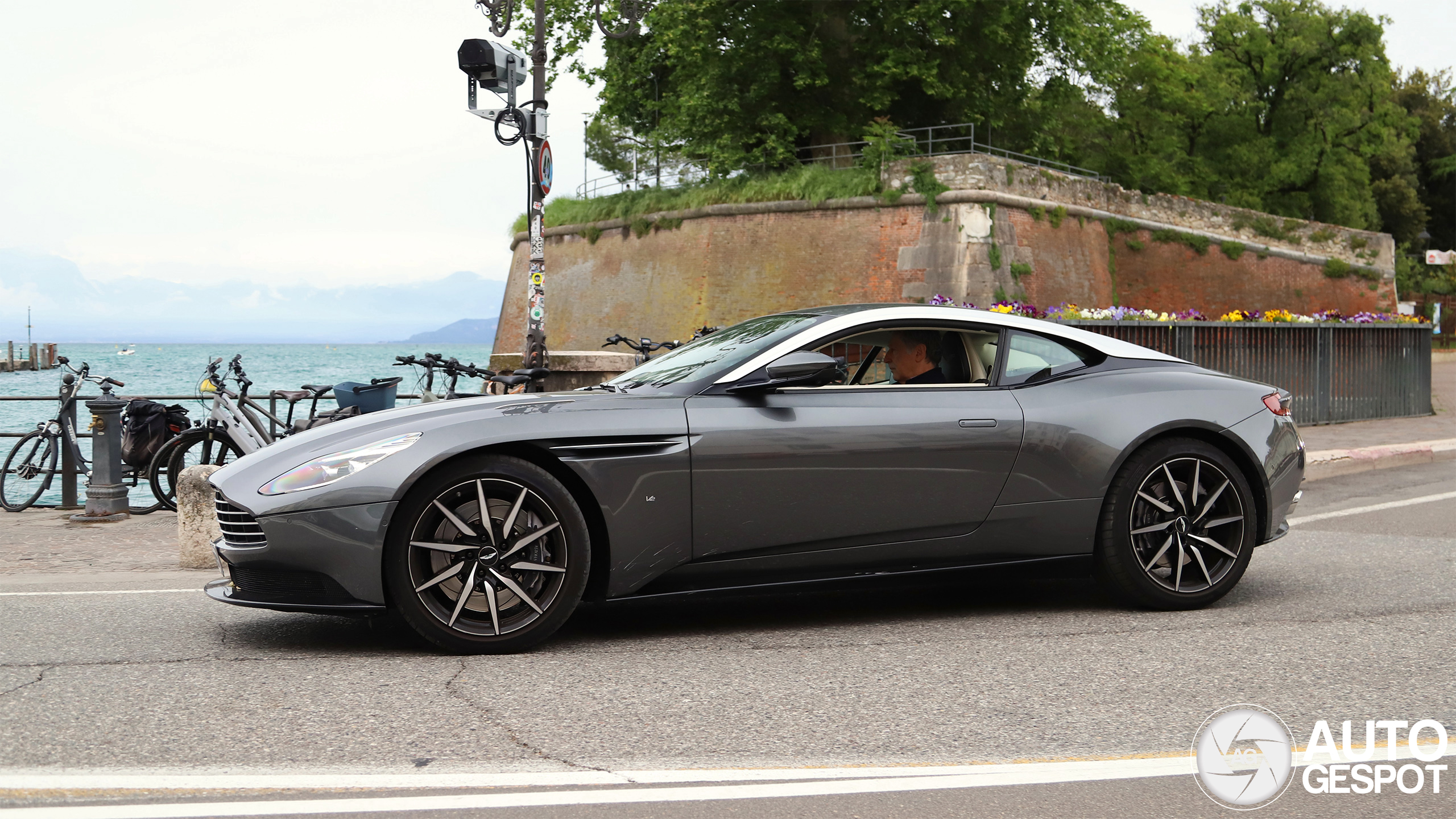 Aston Martin DB11