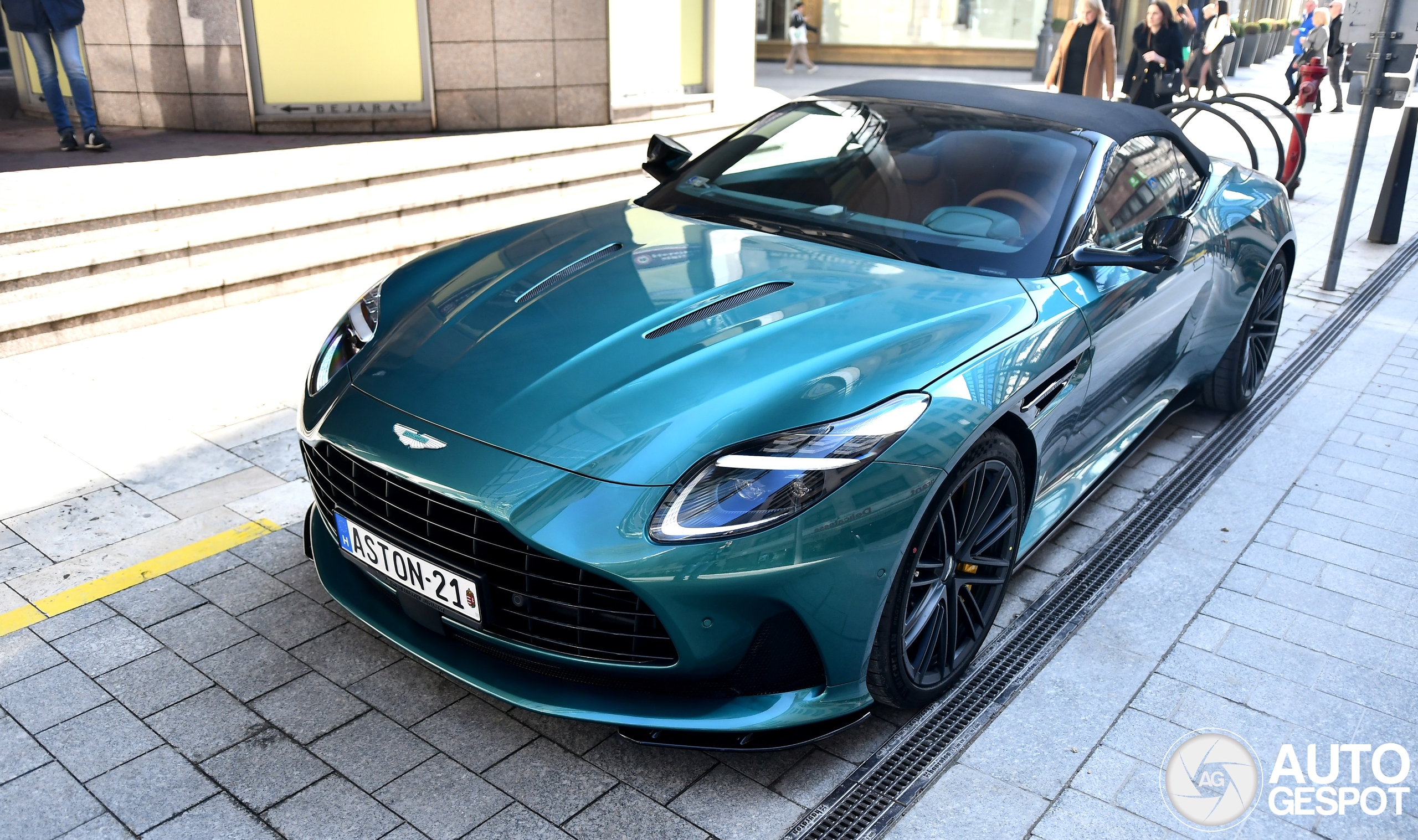 Aston Martin DB12 Volante