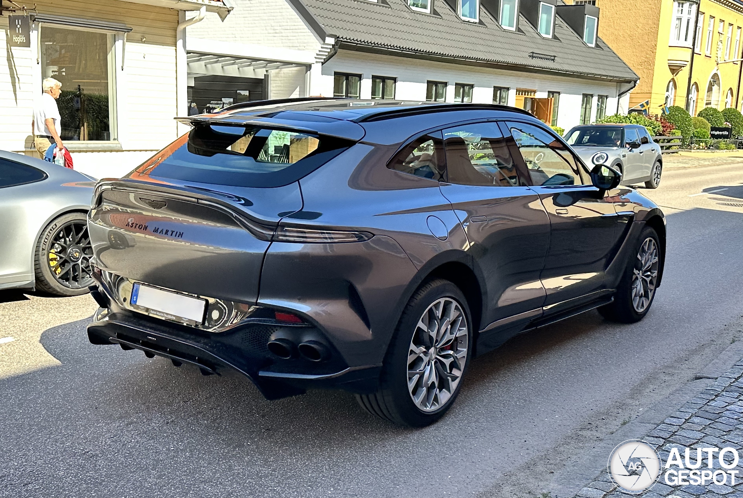 Aston Martin DBX707