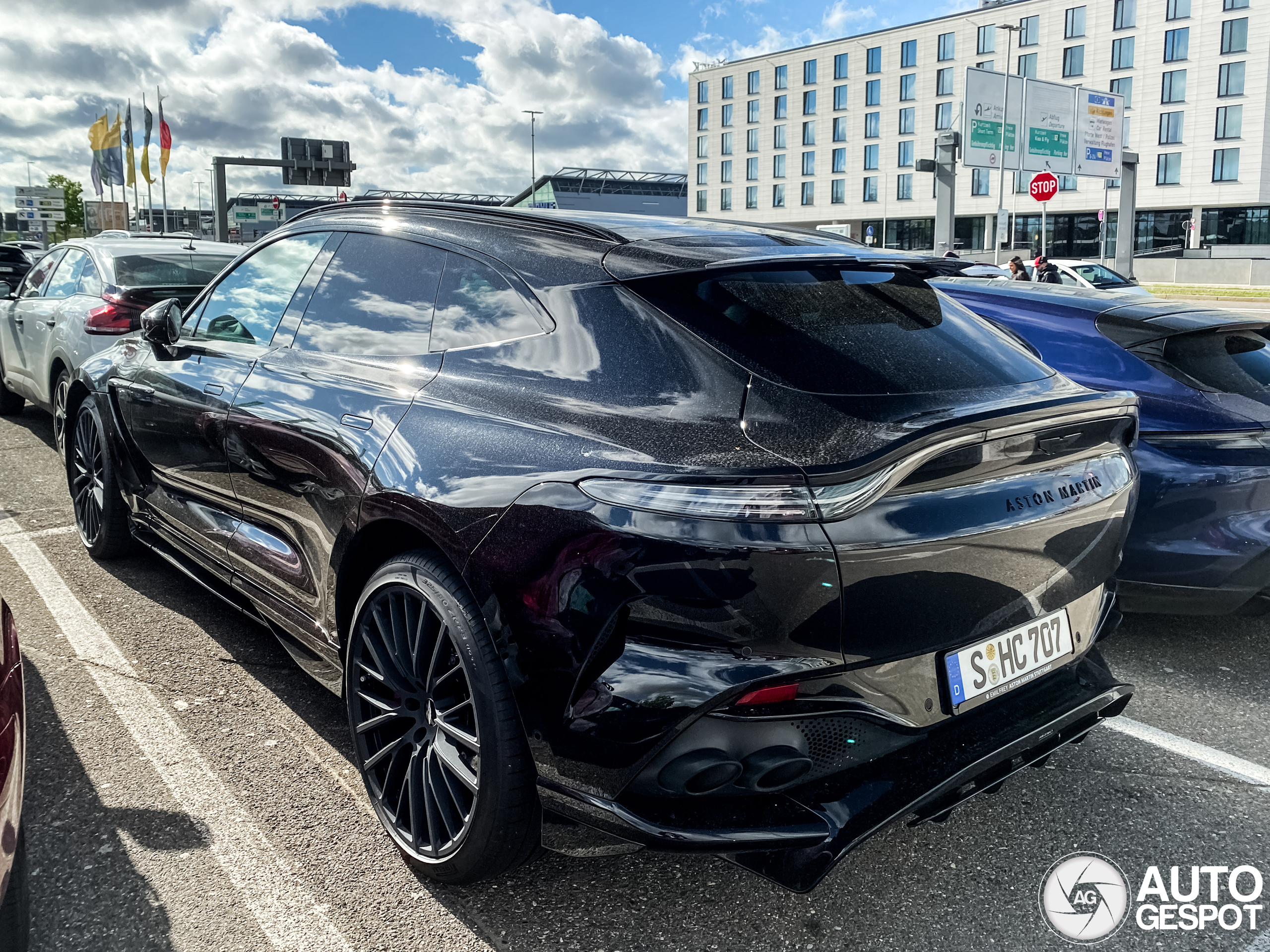 Aston Martin DBX707