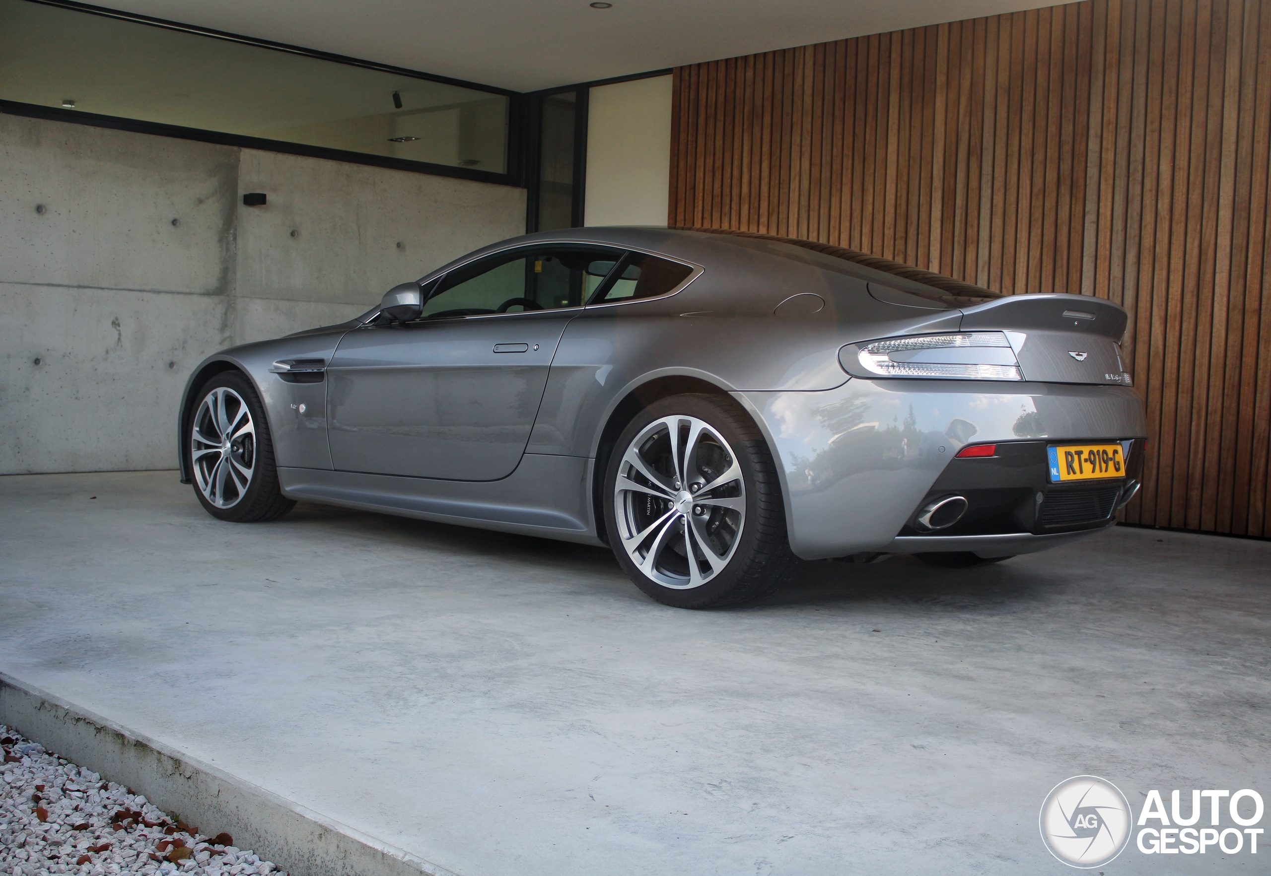 Aston Martin V12 Vantage