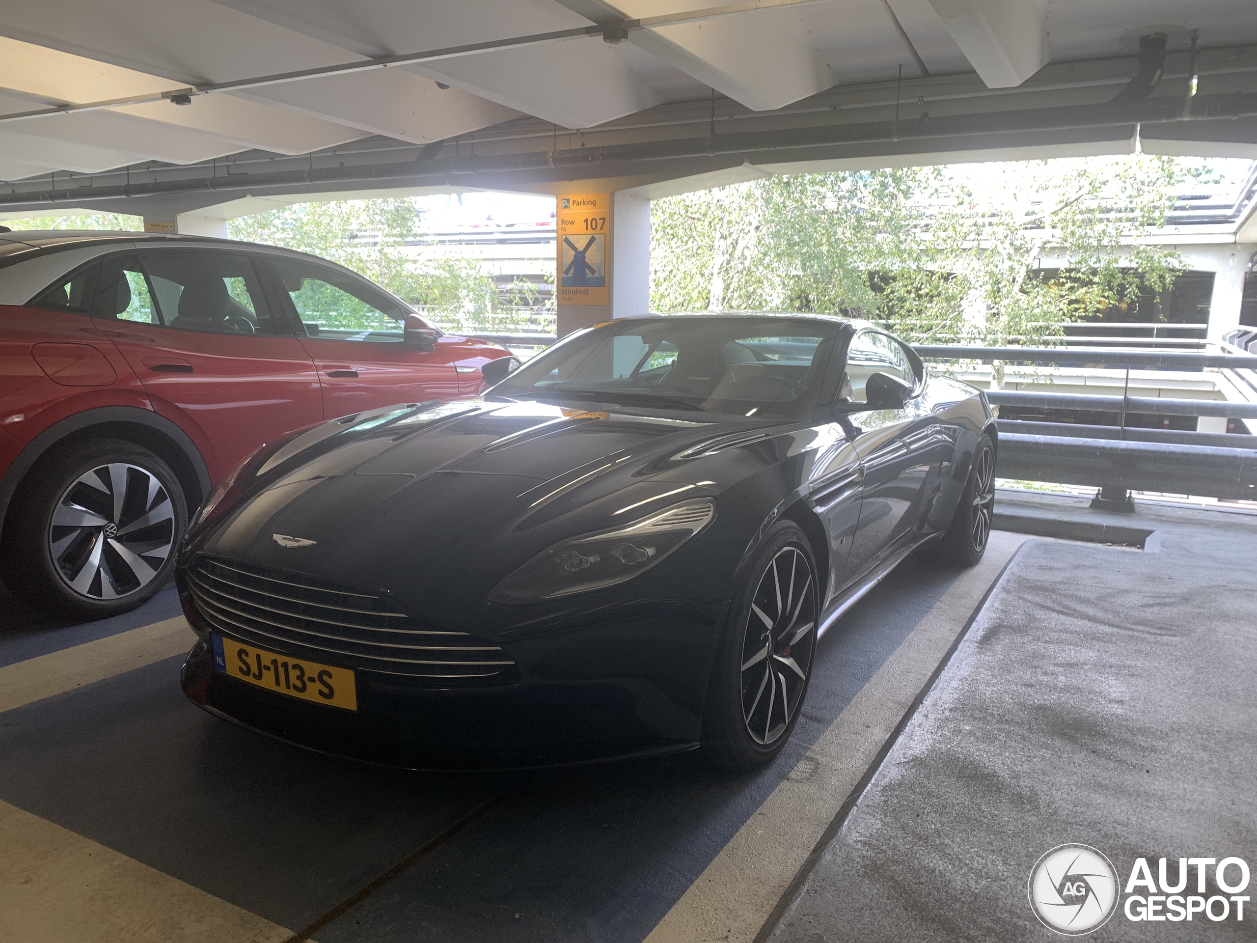 Aston Martin DB11