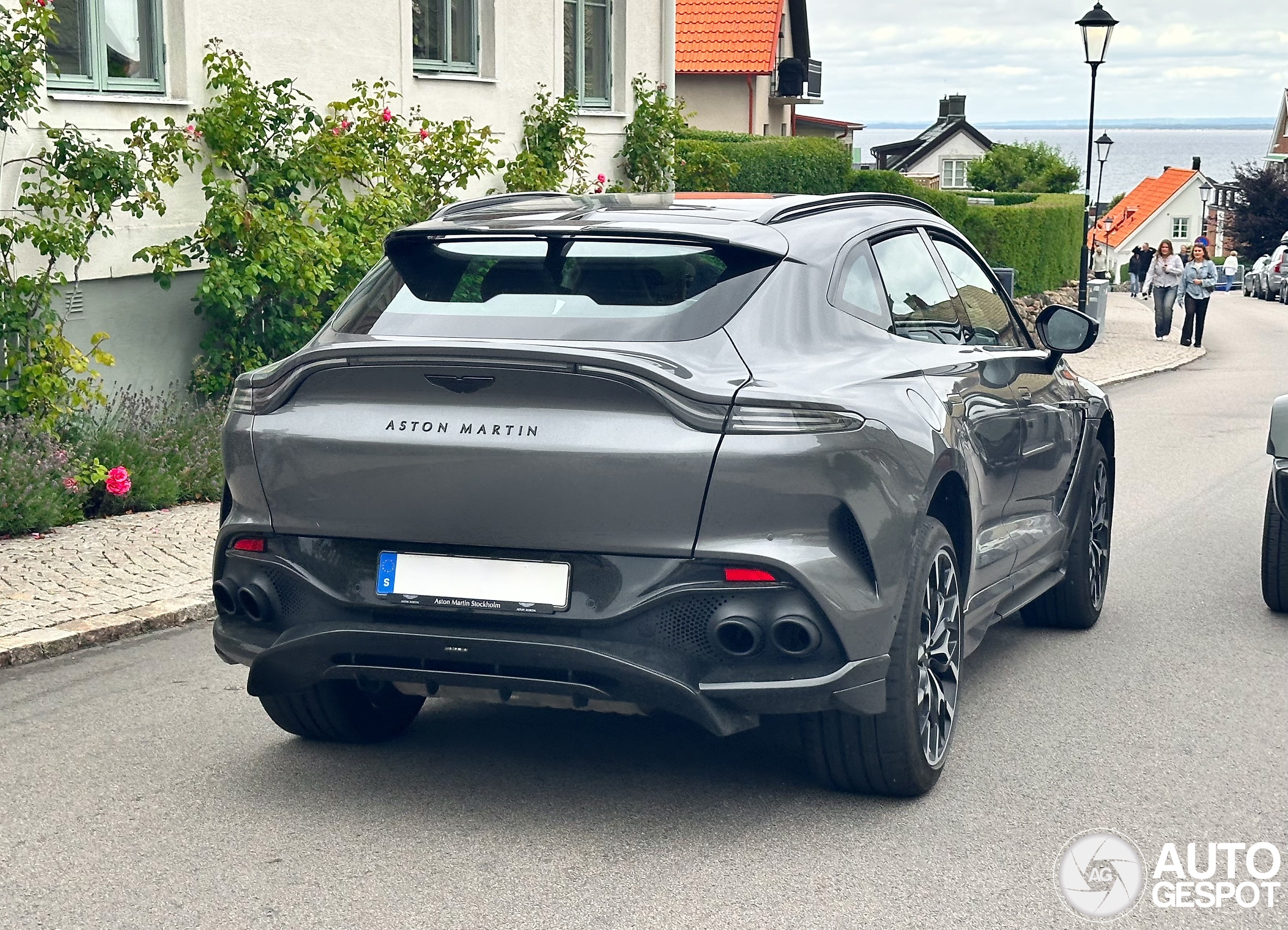 Aston Martin DBX707