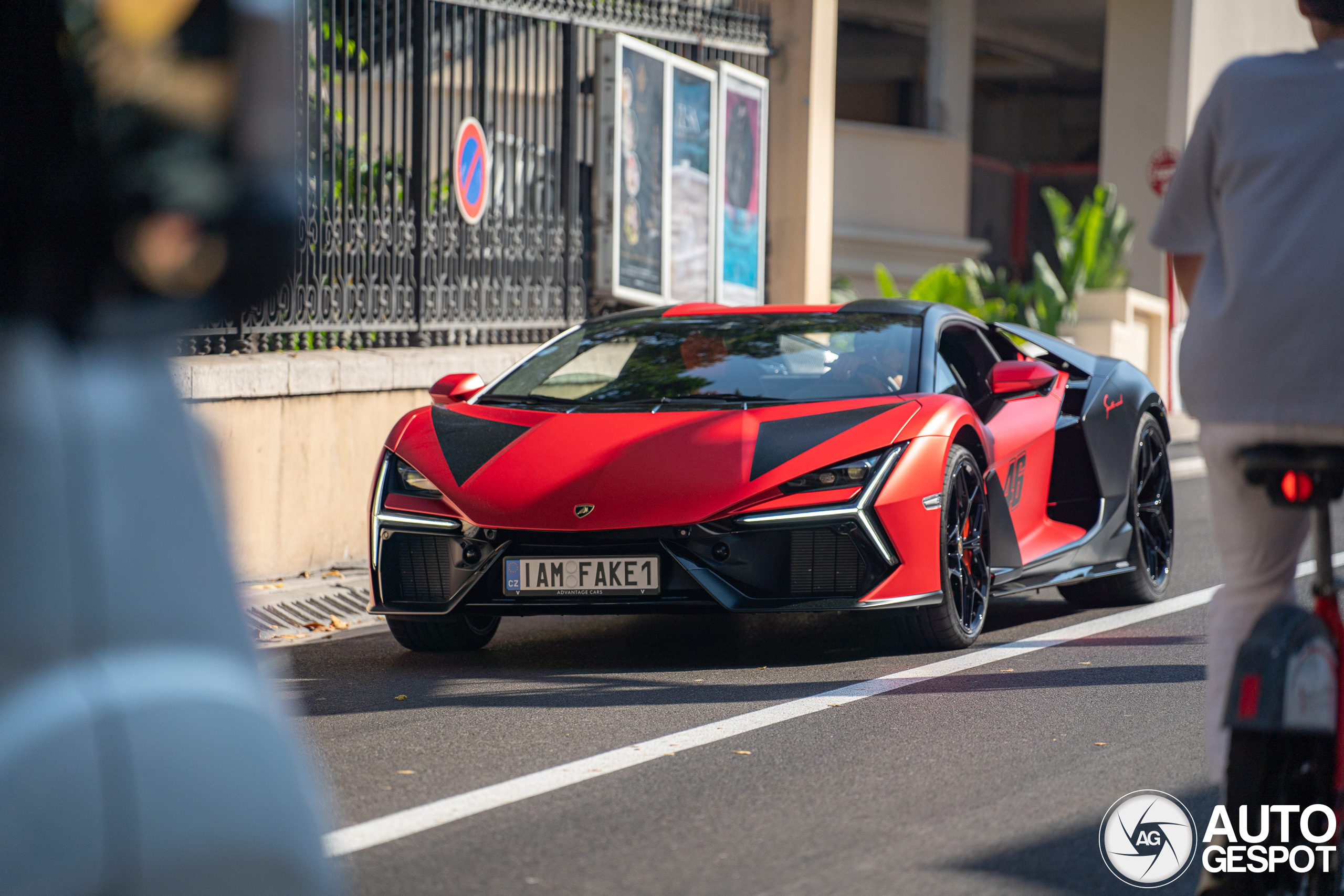 Lamborghini Revuelto zadivljuje pločicom „I AM FAKE1“.