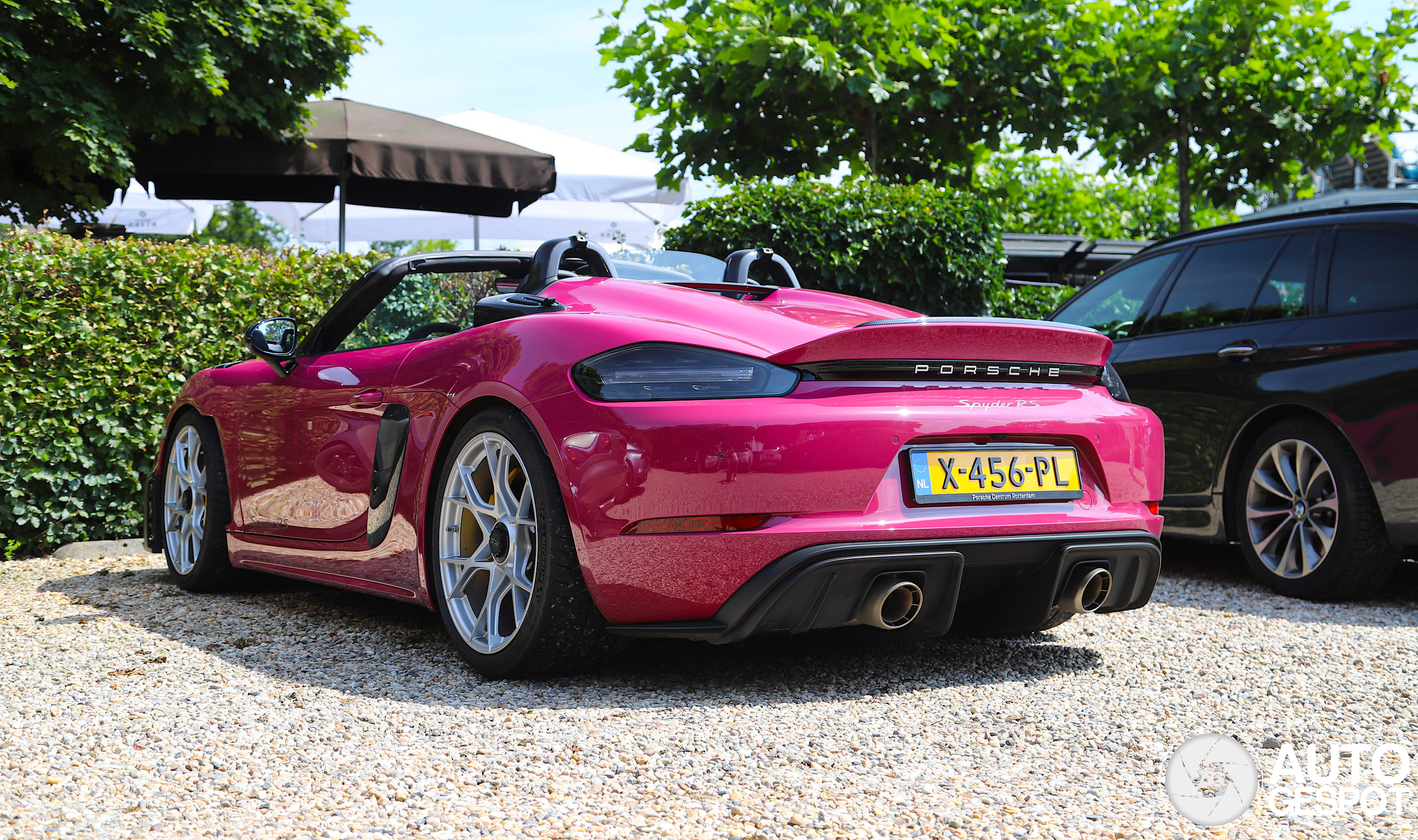 Roze Porsche Boxster is fantastisch opvallend