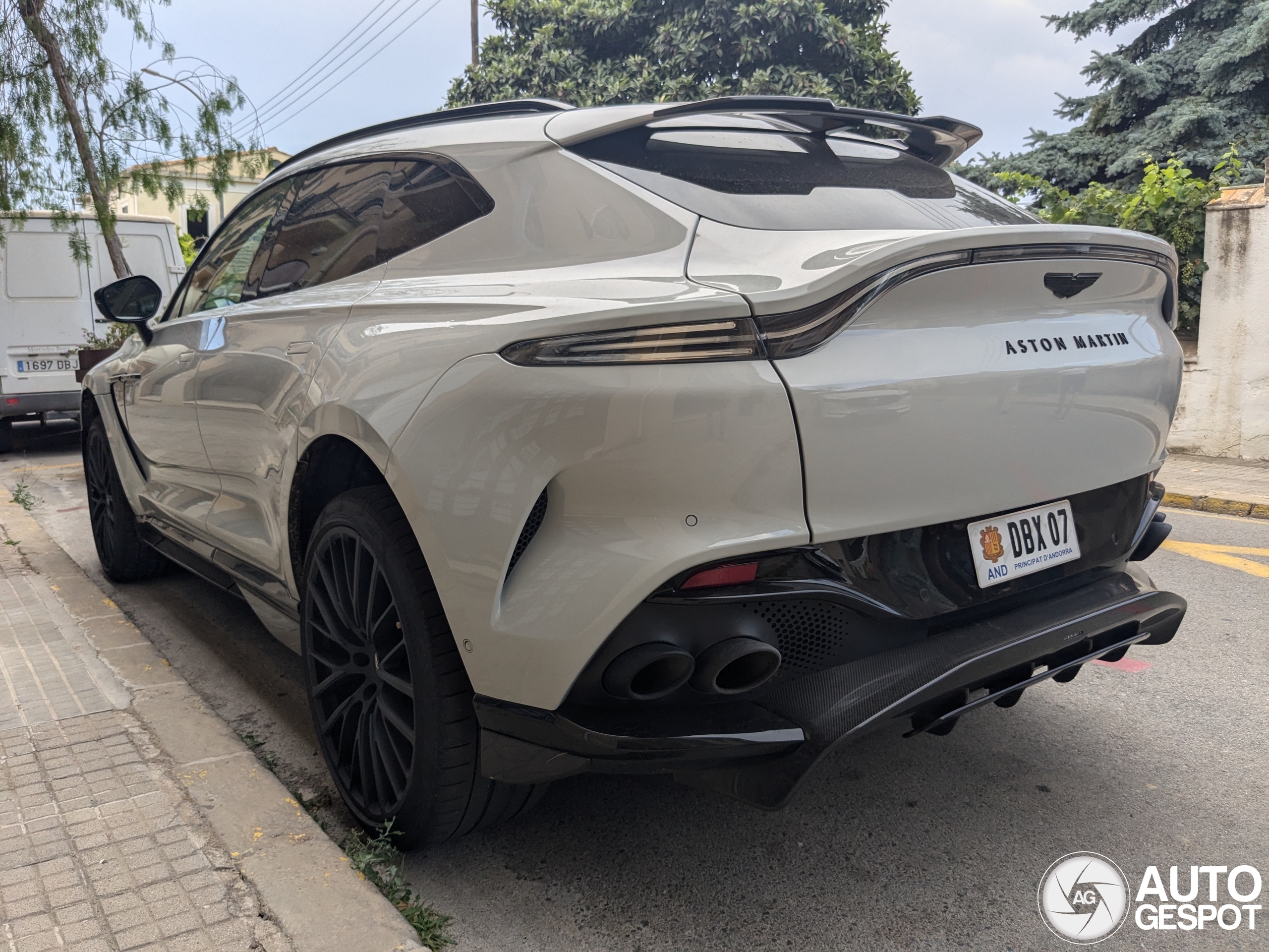 Aston Martin DBX707