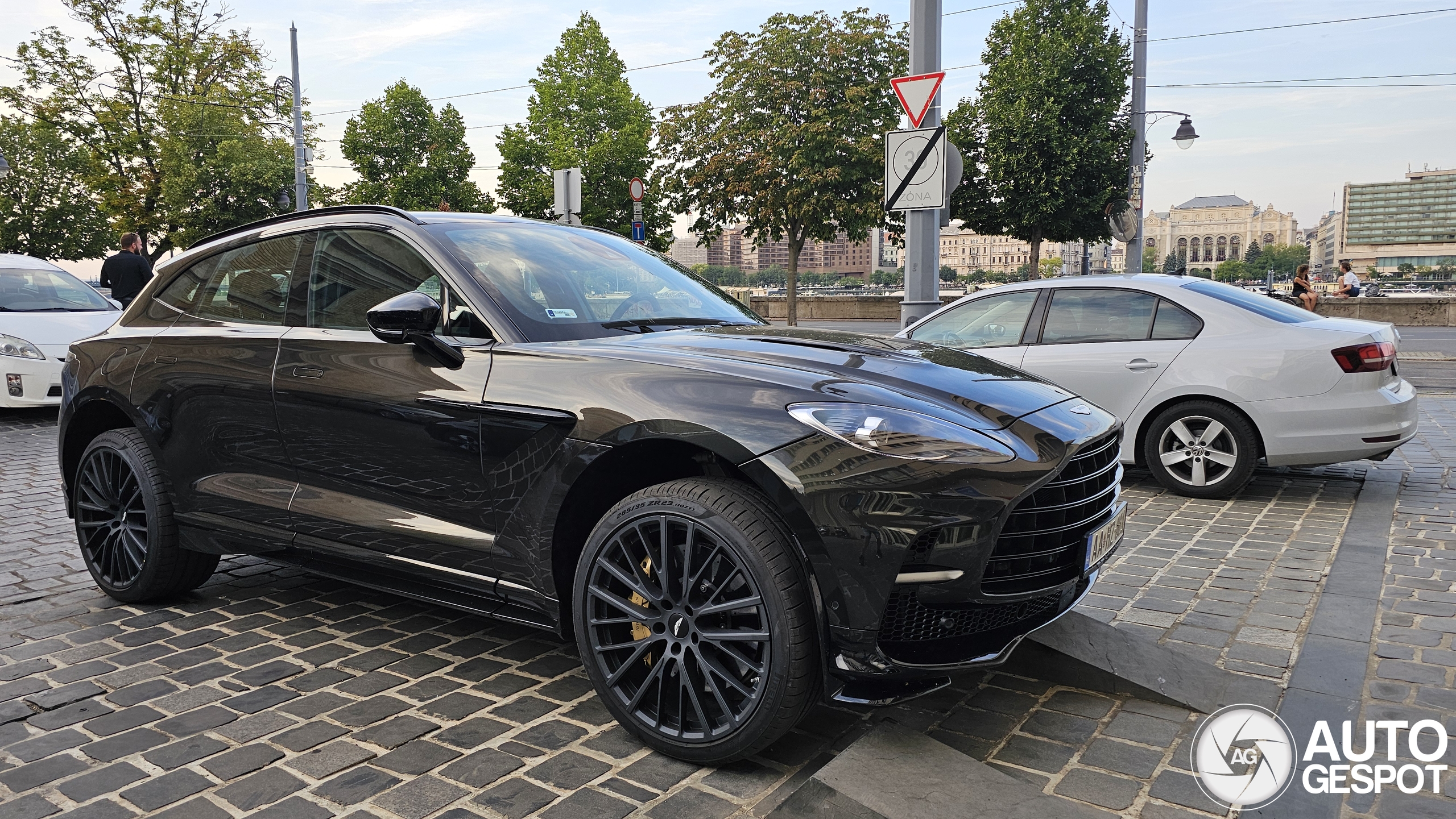 Aston Martin DBX707