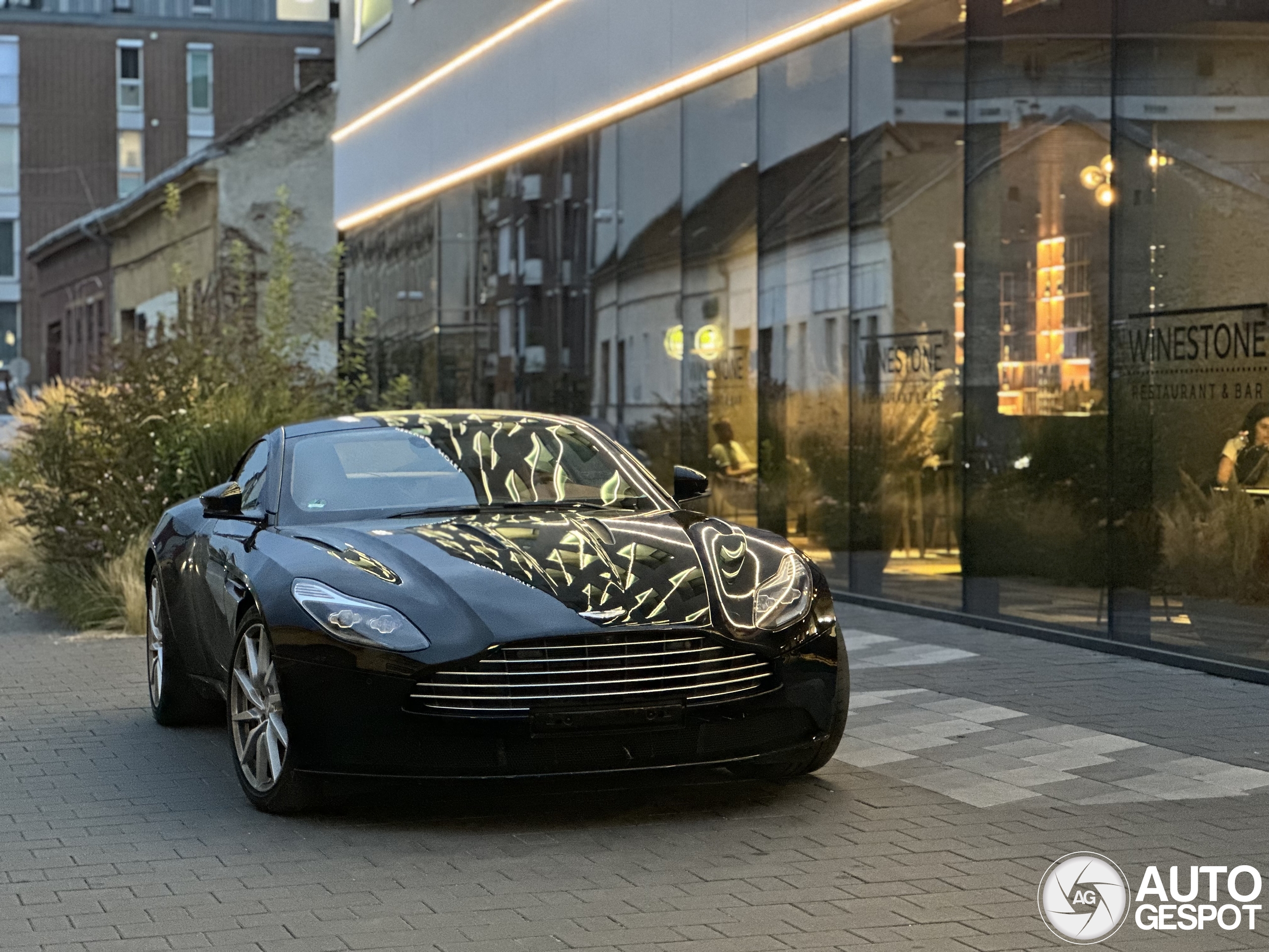 Aston Martin DB11