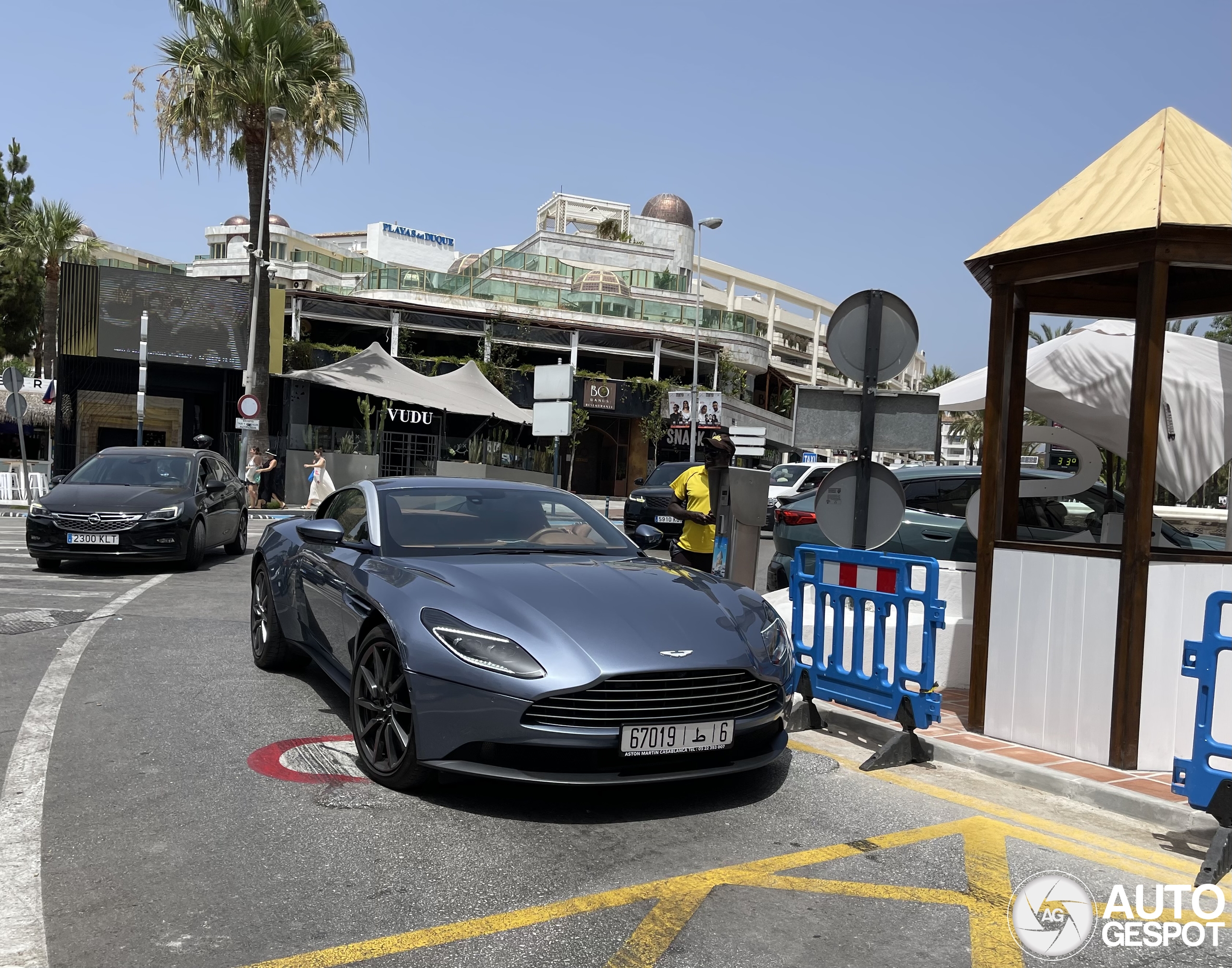 Aston Martin DB11 V8