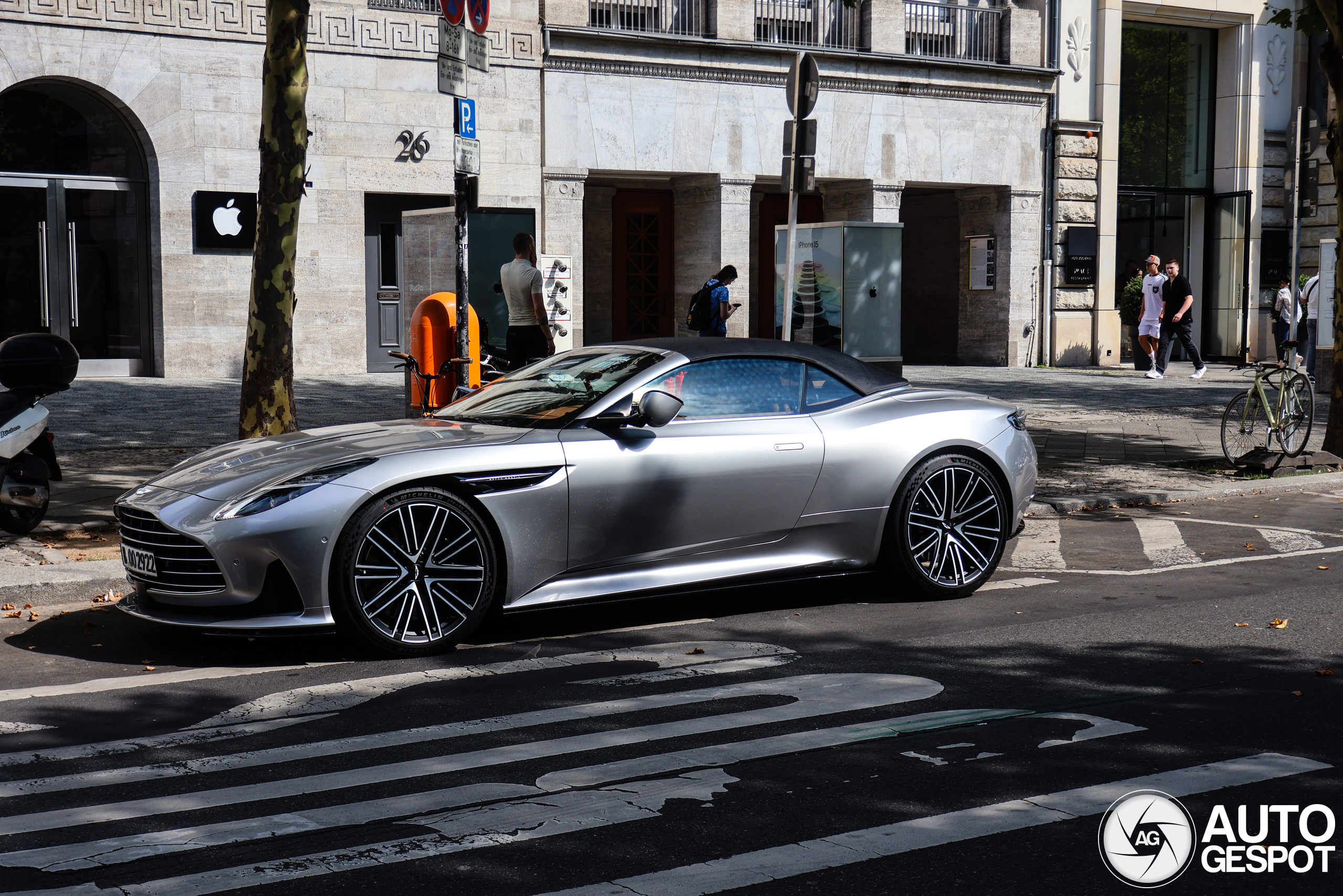 Aston Martin DB12 Volante