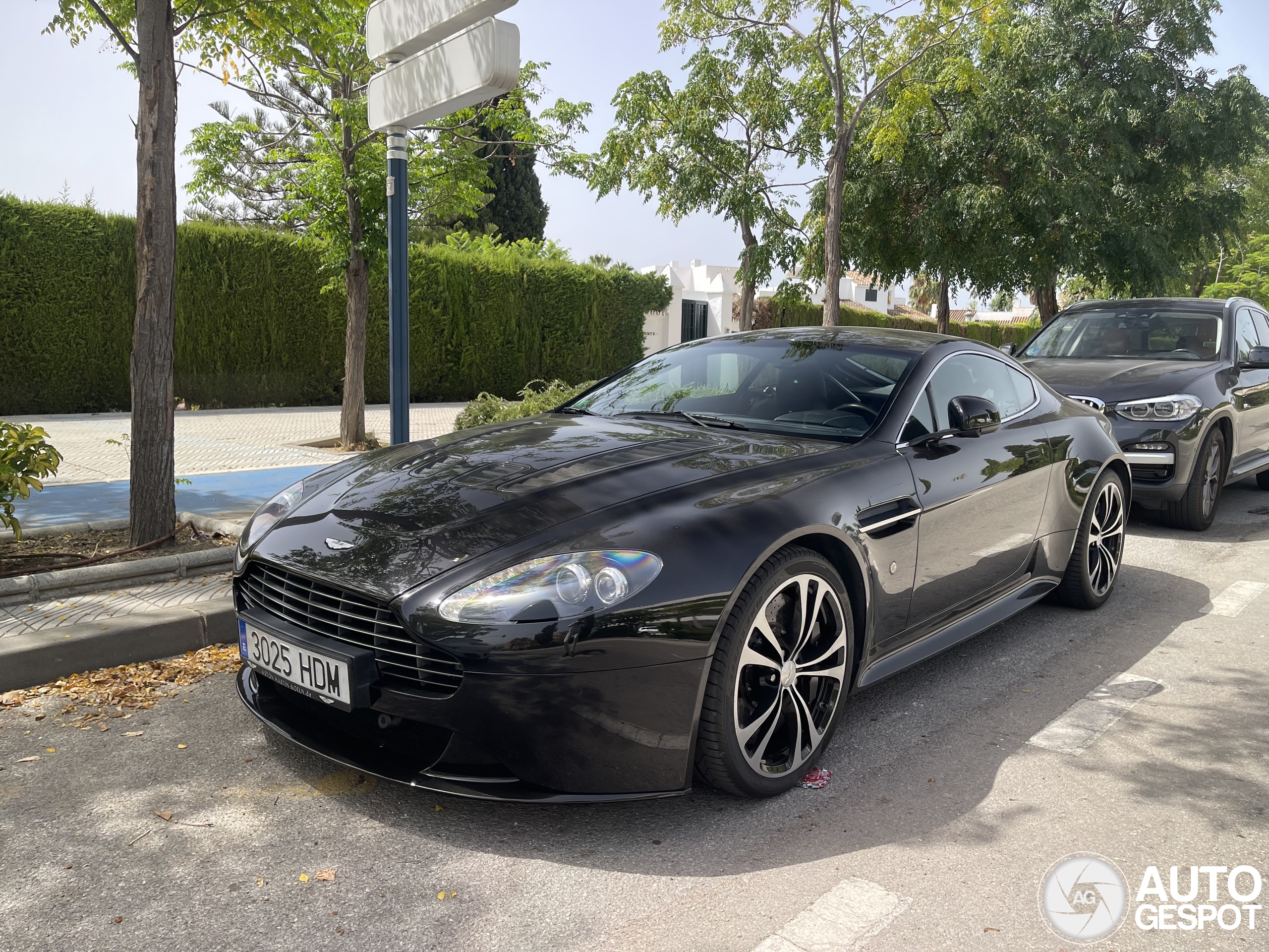 Aston Martin V12 Vantage