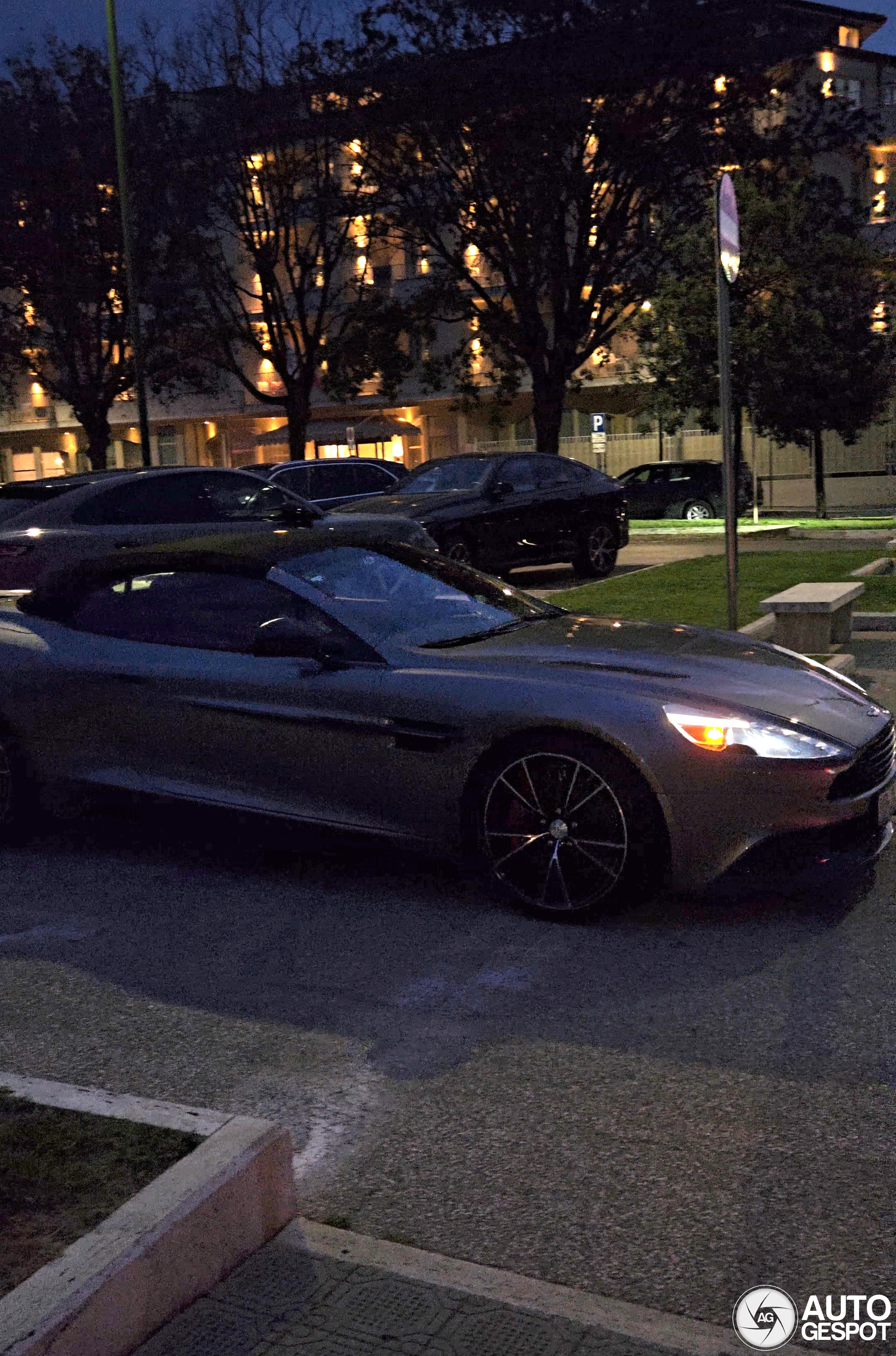 Aston Martin Vanquish Volante