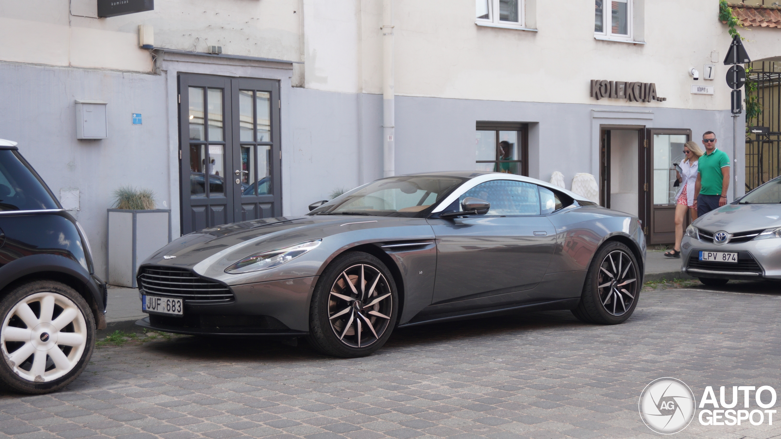 Aston Martin DB11