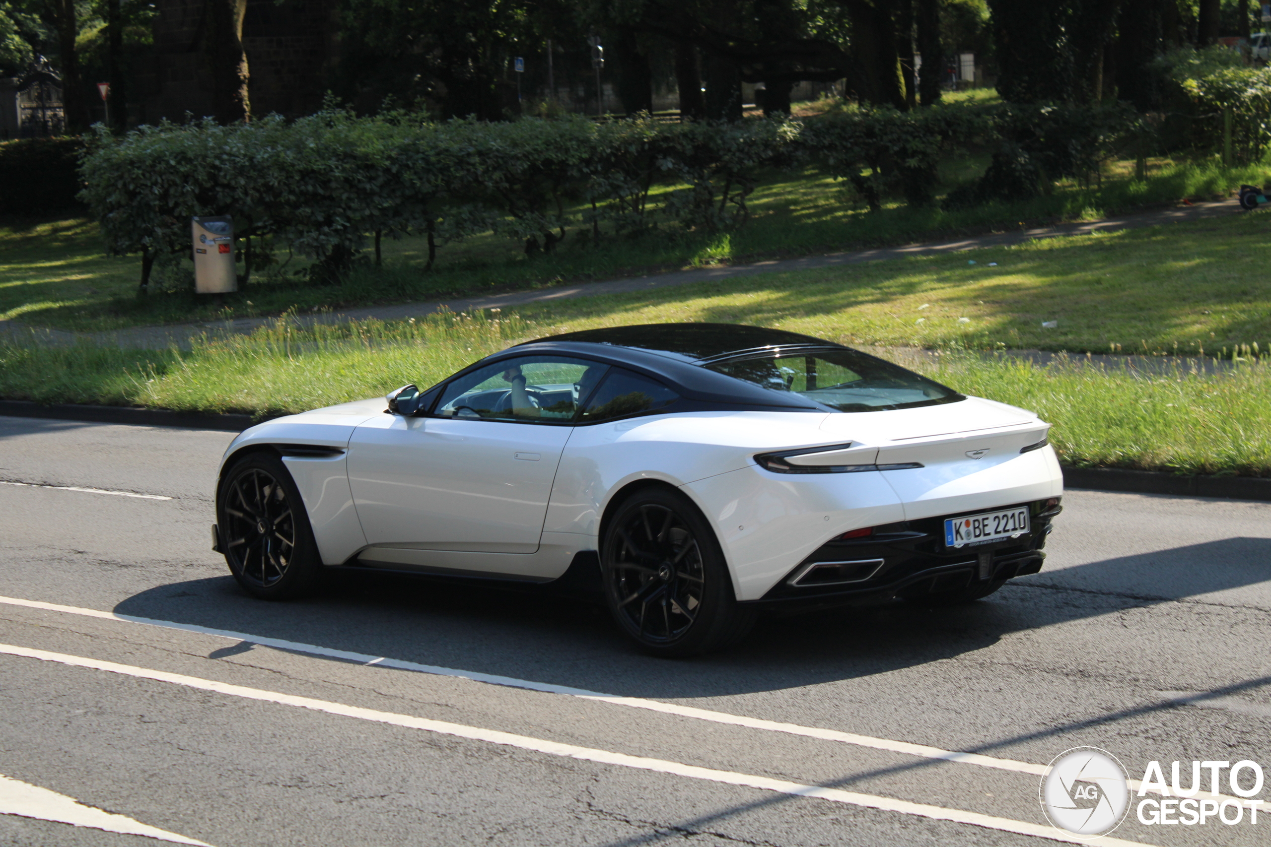 Aston Martin DB11